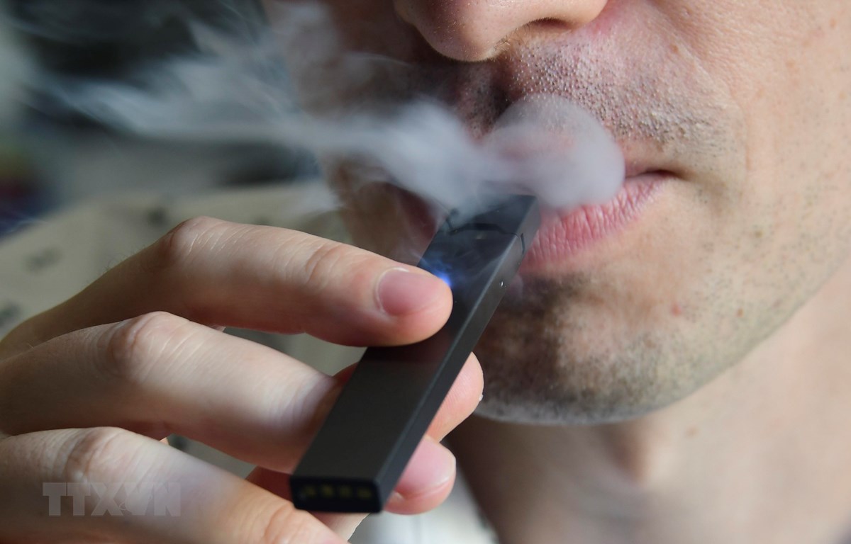 Người dân hút thuốc lá điện tử tại Washington, DC, Mỹ. (Nguồn: AFP/TTXVN)
