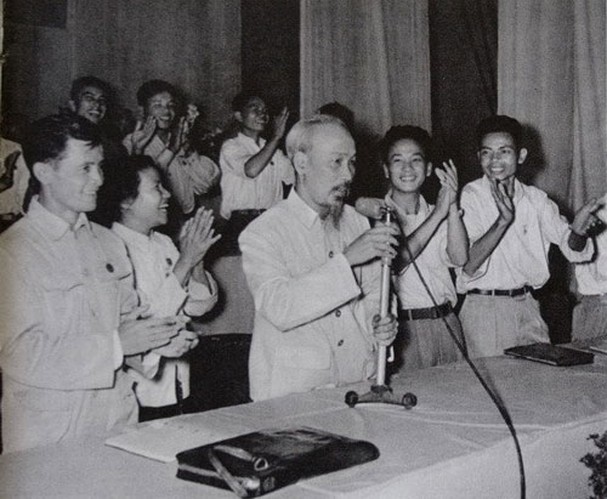 Bác Hồ tại Đại hội đại biểu toàn quốc Đoàn Thanh niên Cứu quốc 1956 tại Hà Nội. Ảnh tư liệu