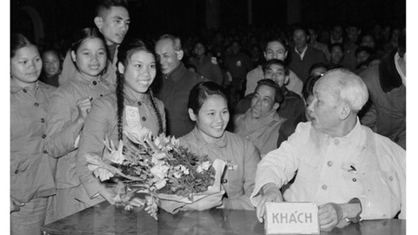 Chủ tịch Hồ Chí Minh nói chuyện với đại biểu thanh niên xung phong dự Đại hội TNXP chống Mỹ cứu nước toàn miền Bắc tháng 1/1967. Ảnh tư liệu