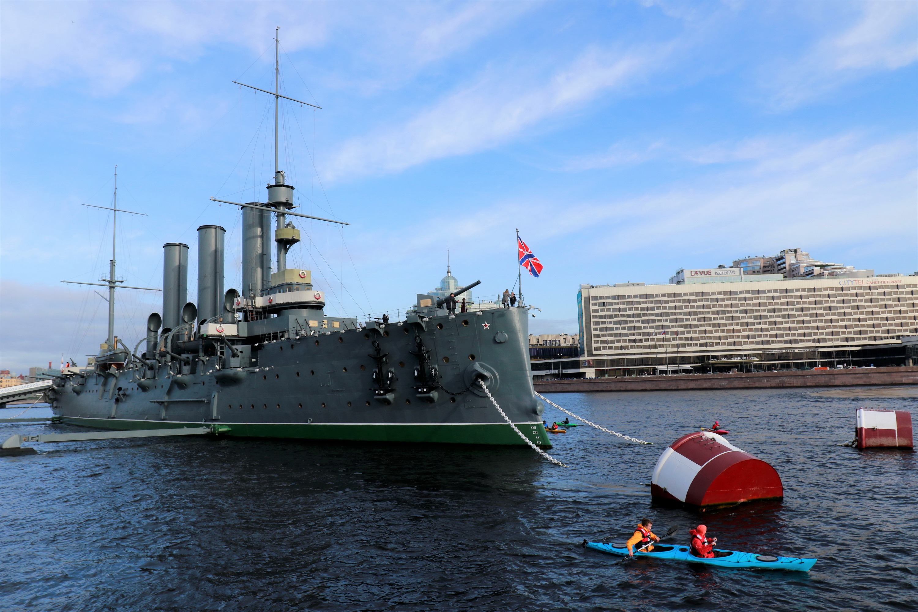 Chiến hạm Rạng Đông – biểu tượng của Cách mạng Tháng Mười Nga, neo đậu trên sông Neva ở thành phố Saint Petersburg. (Ảnh: Trần Hiếu/Vietnam+) 