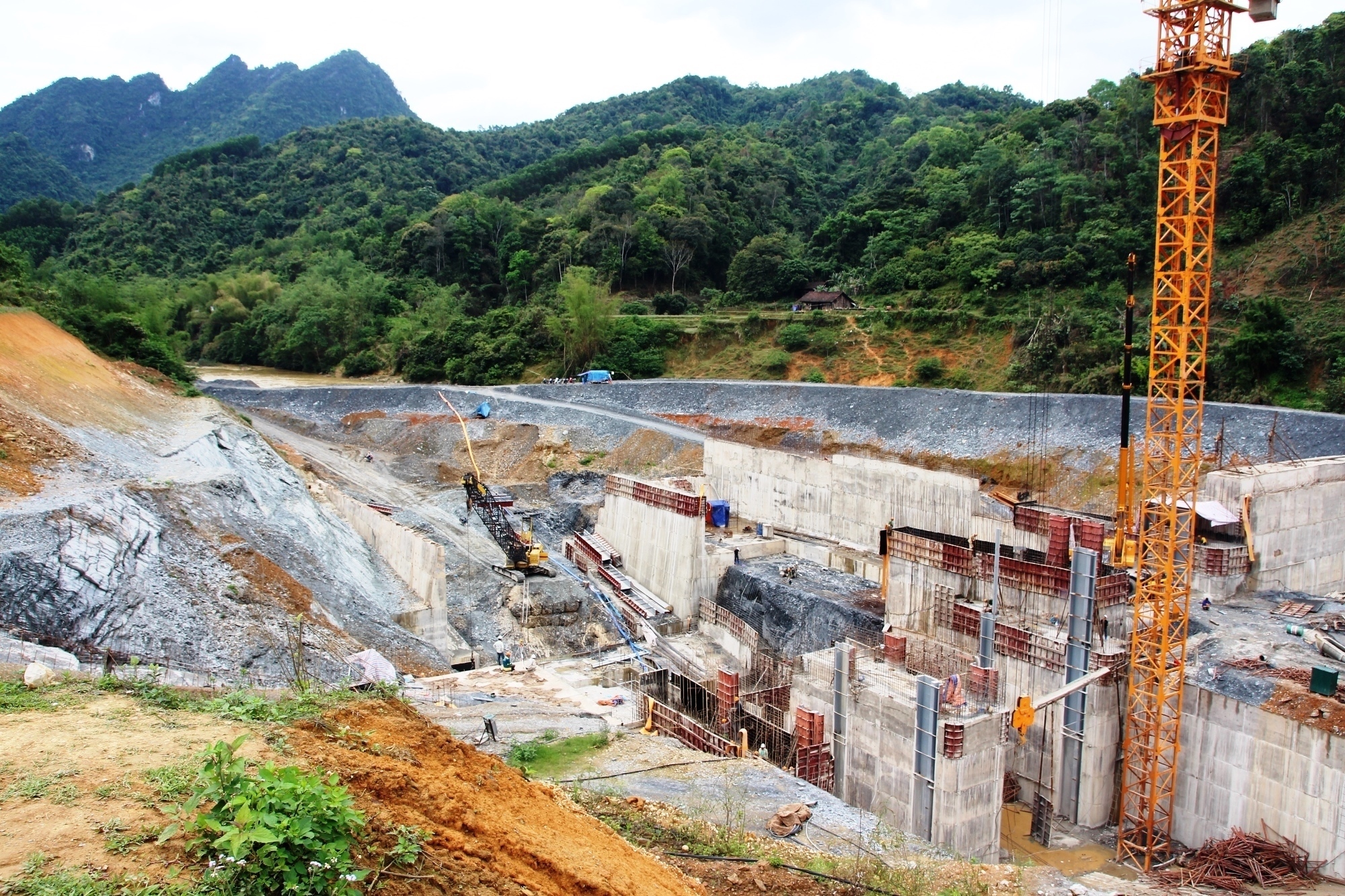 Không chỉ những dự án chung cư cao tầng, các dự án thủy điện cũng góp phần phá vỡ quy hoạch khi có không ít dòng sông cõng 4-6 dự án thủy điện, ngăn chặn dòng chảy, gây chết người, ảnh hưởng đến hạ du. (Ảnh: Hùng Võ/Vietnam+)