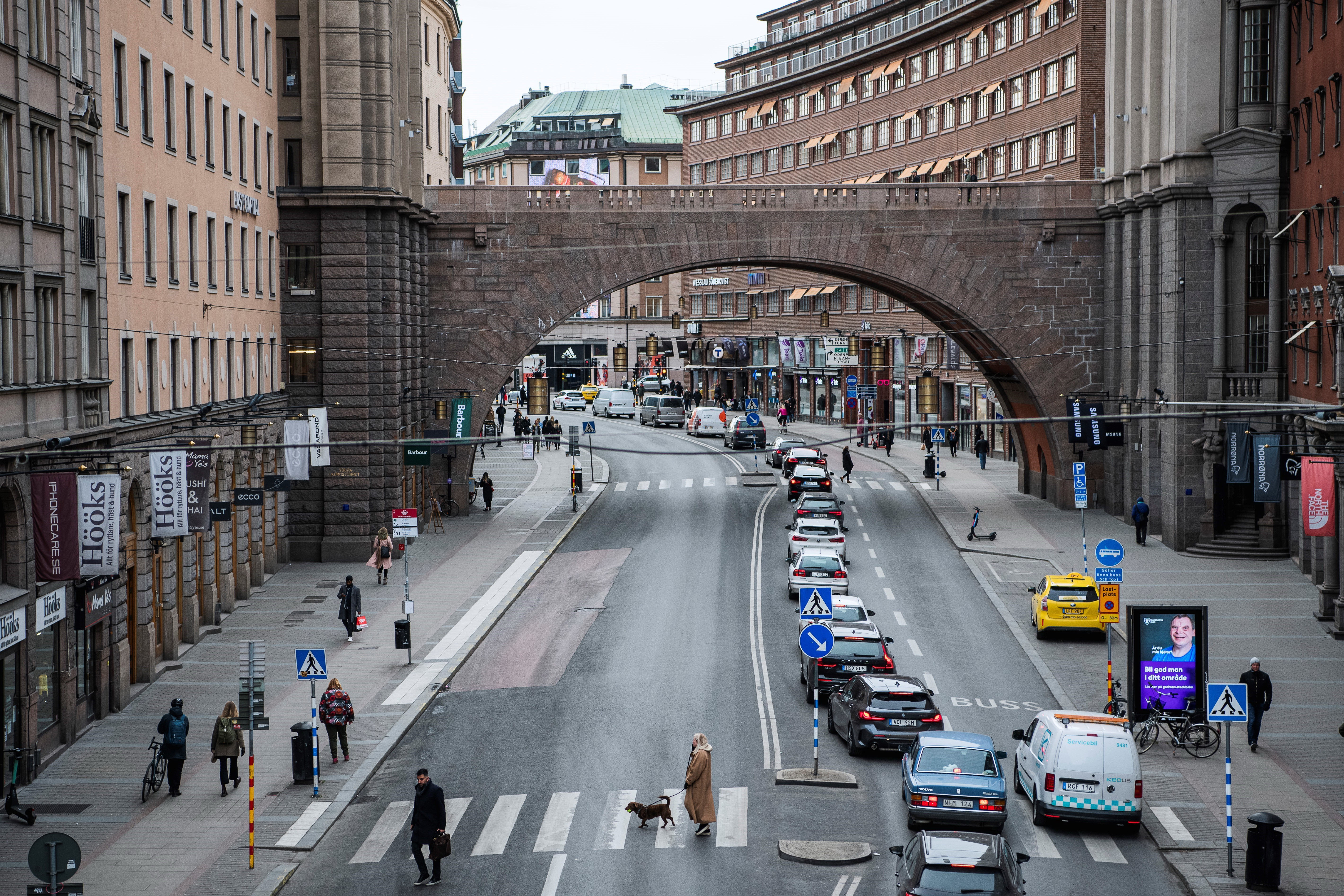 Người dân di chuyển trên đường phố tại Stockholm. (Ảnh: AFP/TTXVN)