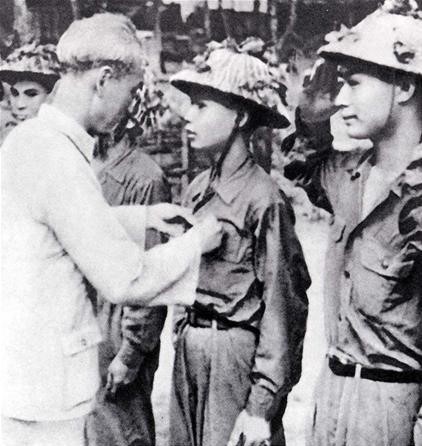 Chủ tịch Hồ Chí Minh thưởng huy hiệu cho các chiến sỹ lập nhiều chiến công trong chiến dịch Điện Biên Phủ. (Ảnh: Tư liệu/TTXVN)