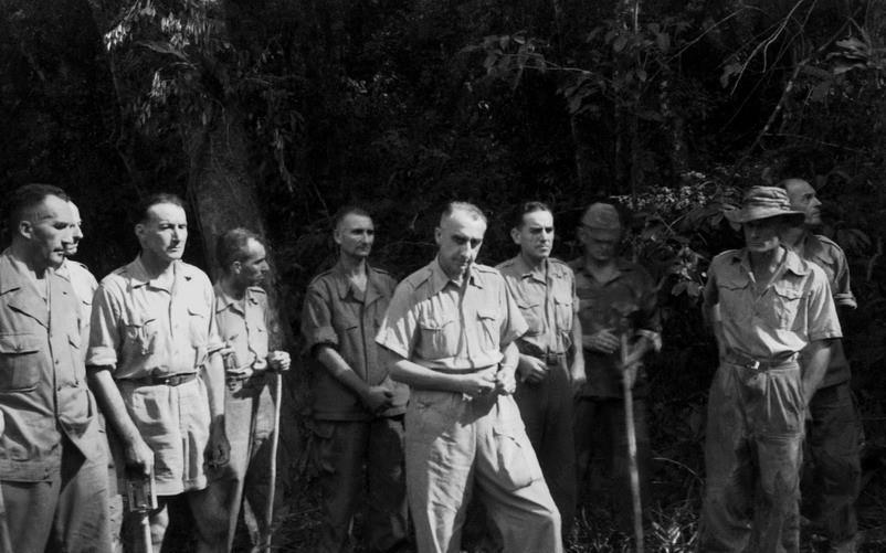 Tướng De Castries (đi đầu) cùng toàn bộ Bộ tham mưu Tập đoàn cứ điểm Điện Biên Phủ ra hàng, chiều 7/5/1954. (Ảnh: Triệu Đại/TTXVN)