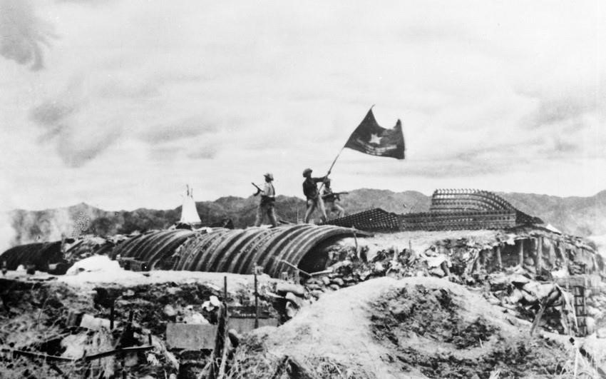 Chiều 7/5/1954, lá cờ “Quyết chiến - Quyết thắng” của Quân đội nhân dân Việt Nam tung bay trên nóc hầm tướng De Castries. Chiến dịch lịch sử Điện Biên Phủ đã toàn thắng. (Ảnh: Tư liệu TTXVN)