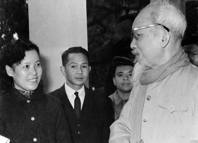 Chủ tịch Hồ Chí Minh dặn dò nữ phóng viên Tuệ Oanh của Việt Nam Thông tấn xã về cách viết tin trong dịp đưa tin cuộc bầu cử Quốc hội khóa III (1964). (Ảnh: TTXVN)