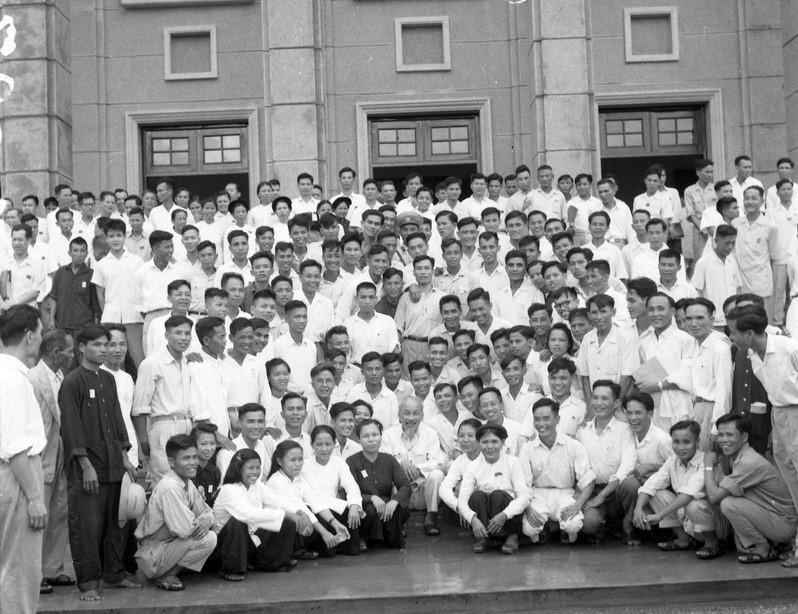 Chủ tịch Hồ Chí Minh với các nhà báo và nhân viên phục vụ Đại hội Đảng toàn quốc lần thứ III (9/1960). (Ảnh: TTXVN)