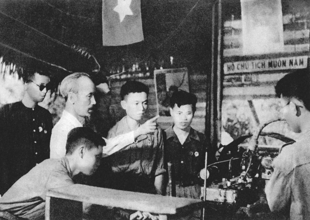 Президент Хо Ши Мин посещает инженерный цех в революционной базе Вьетбак (февраль 1951 г.). (Фото: из архива/ВИА)      