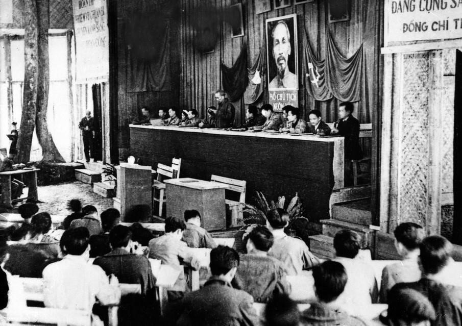 Президент Хо Ши Мин читает политический доклад на Втором всевьетнамском съезде партии, проходившем в революционной базе Вьетбак (февраль 1951 года). (Фото: из архива ВИА)      