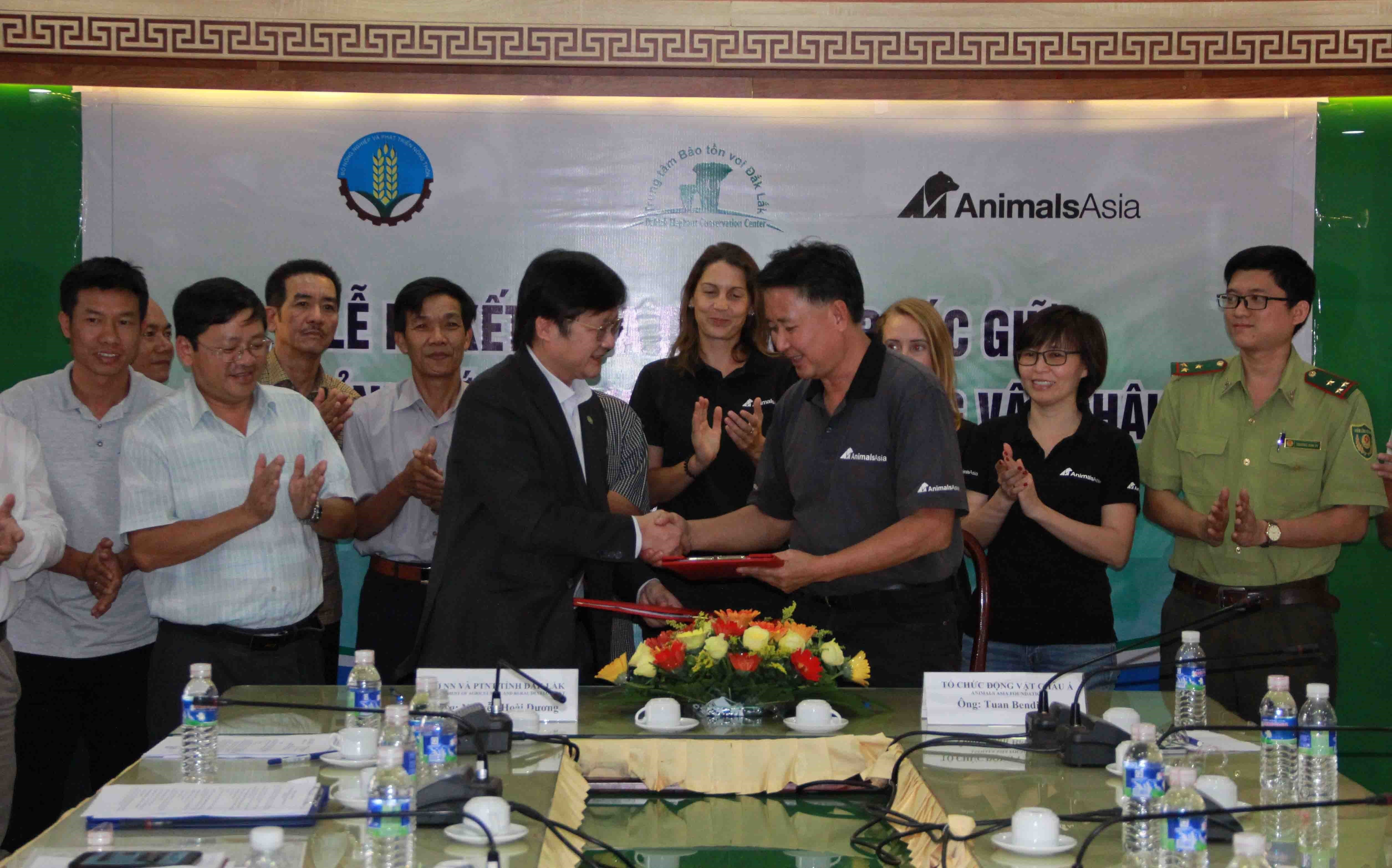 Đại diện Sở Nông nghiệp và Phát triển nông thôn tỉnh Đắk Lắk và đại diện Tổ chức Động vật Châu Á tại Việt Nam ký kết thỏa thuận bảo tồn voi ở Đắk Lắk giai đoạn 2019-2021 ngày 11/1/2019. (Ảnh: Phạm Cường/TTXVN)