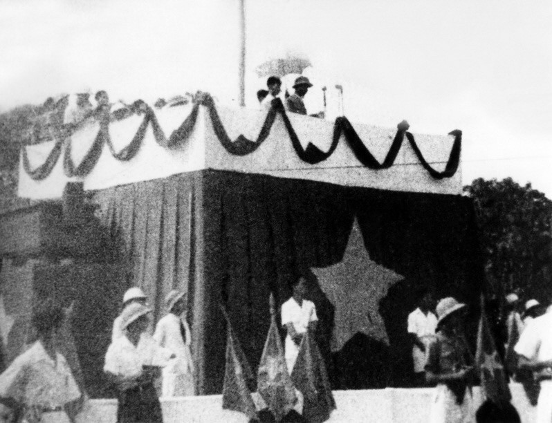 2 сентября 1945 года на исторической площади Бадинь президент Хо Ши Мин зачитал Декларацию о независимости, объявив о рождении Демократической Республики Вьетнам. (Фото: из архива/ВИА)      