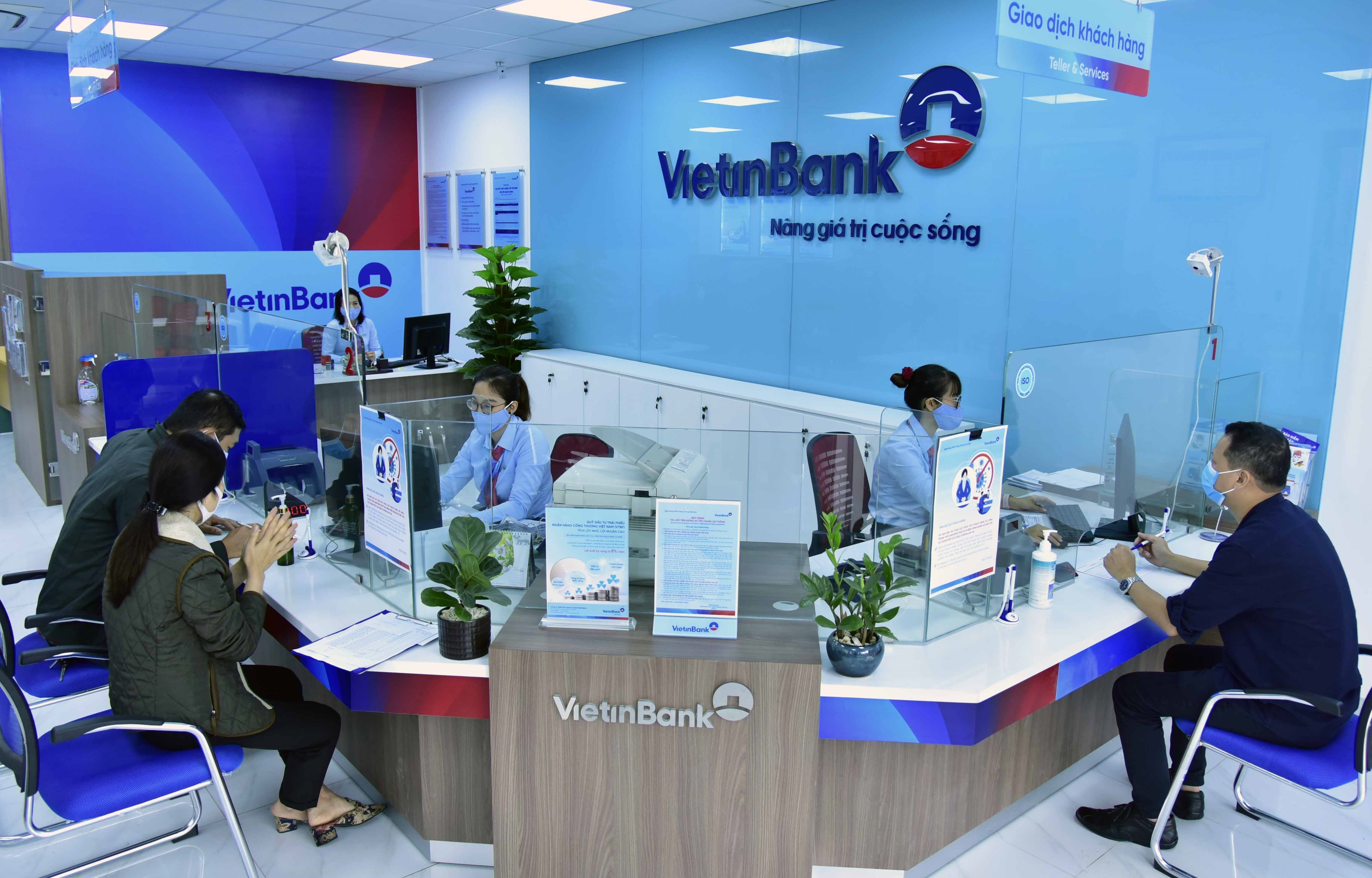  Khách hàng giao dịch tại phòng giao dịch VietinBank. (Ảnh: Trần Việt/TTXVN)