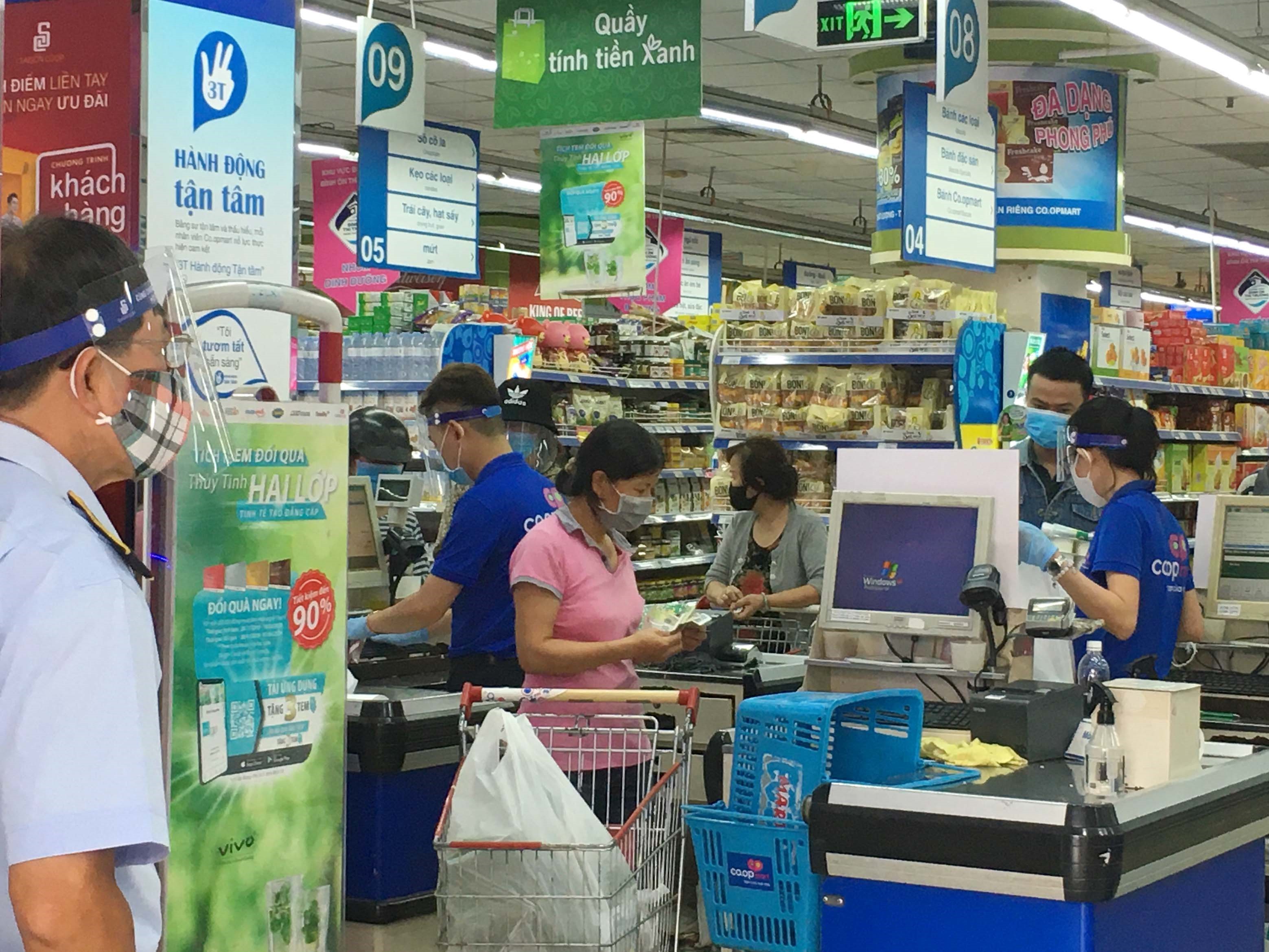 Người dân mua sắm tại hệ thống siêu thị Sài Gòn Co.op. (Ảnh: Thanh Vũ/ TTXVN)