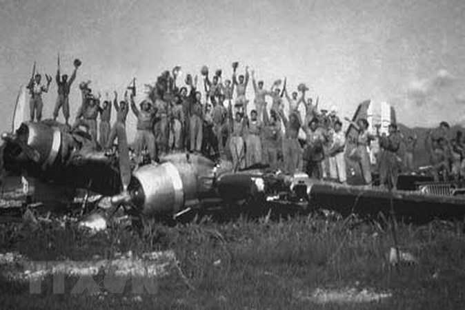 Bộ đội ta ăn mừng trên xác máy bay Pháp bị bắn rơi ở Mường Thanh. (Ảnh: Tư liệu/TTXVN)