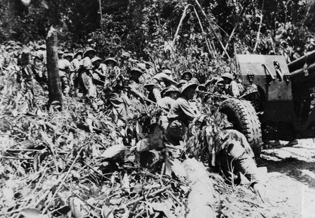 Bộ đội ta kéo những khẩu pháo nặng hàng chục tấn vượt núi, xuyên rừng vào chiến trường Điện Biên Phủ. (Ảnh: Tư liệu/TTXVN phát)