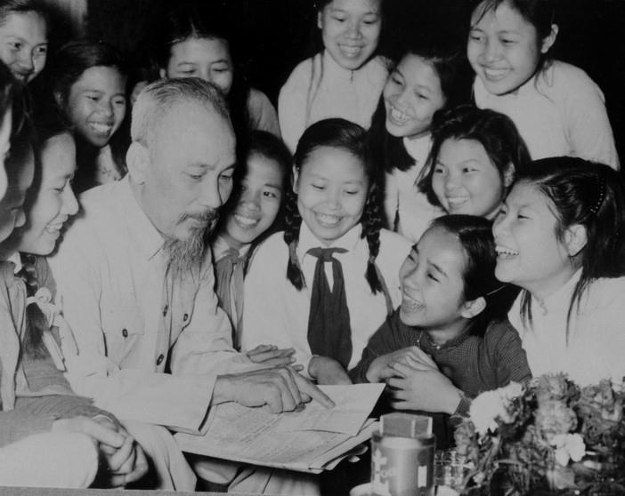  Học sinh trường Trung học Trưng Vương (Hà Nội) đến chúc mừng sinh nhật Chủ tịch Hồ Chí Minh (19/5/1956). (Nguồn: TTXVN)