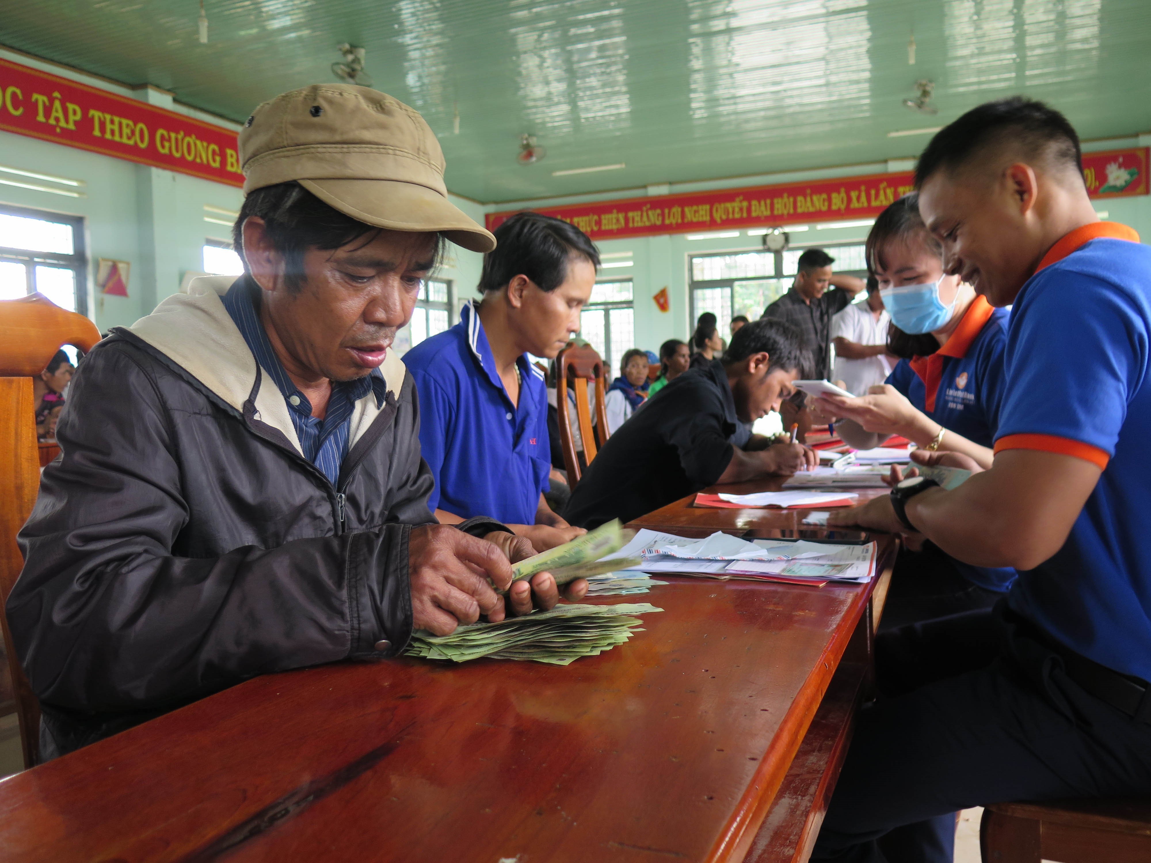 Người dân xã Đăk Pxi, huyện Đăk Hà, tỉnh Kon Tum nhận tiền chi trả dịch vụ môi trường rừng. (Ảnh: Dư Toán/TTXVN) 