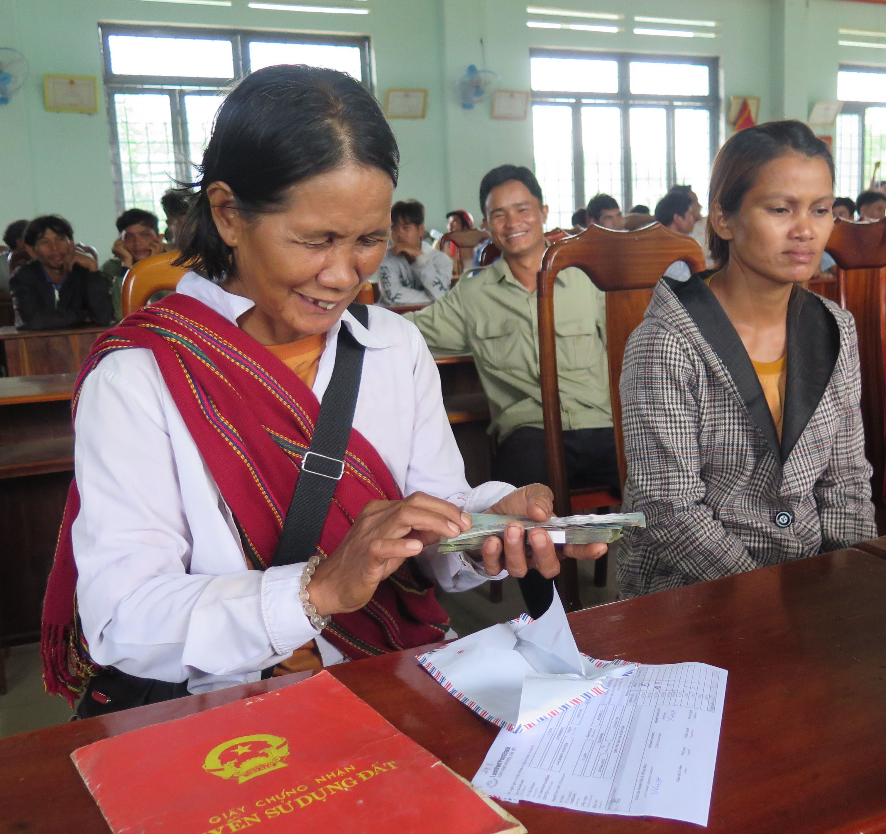 Người dân xã Đăk Pxi, huyện Đăk Hà, tỉnh Kon Tum vui mừng nhận tiền chi trả dịch vụ môi trường rừng. (Ảnh: Dư Toán/TTXVN) 