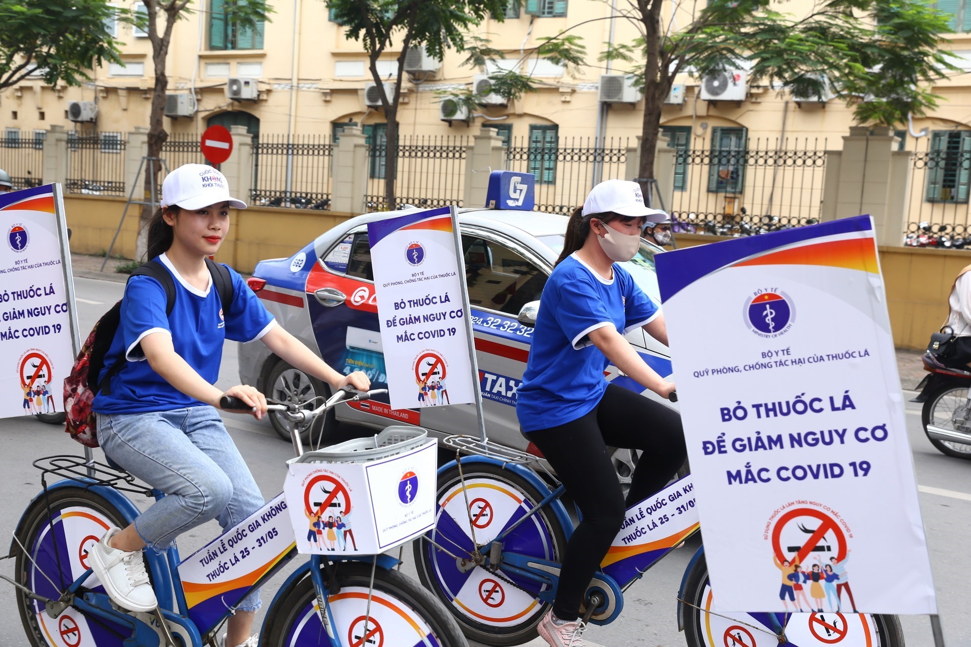 Tình nguyện viên đạp xe hưởng ứng Ngày thế giới không thuốc lá 31/5 và Tuần lễ quốc gia không thuốc lá từ 25-31/5/2020 trên các tuyến phố của Hà Nội. (Ảnh: Minh Quyết/TTXVN)