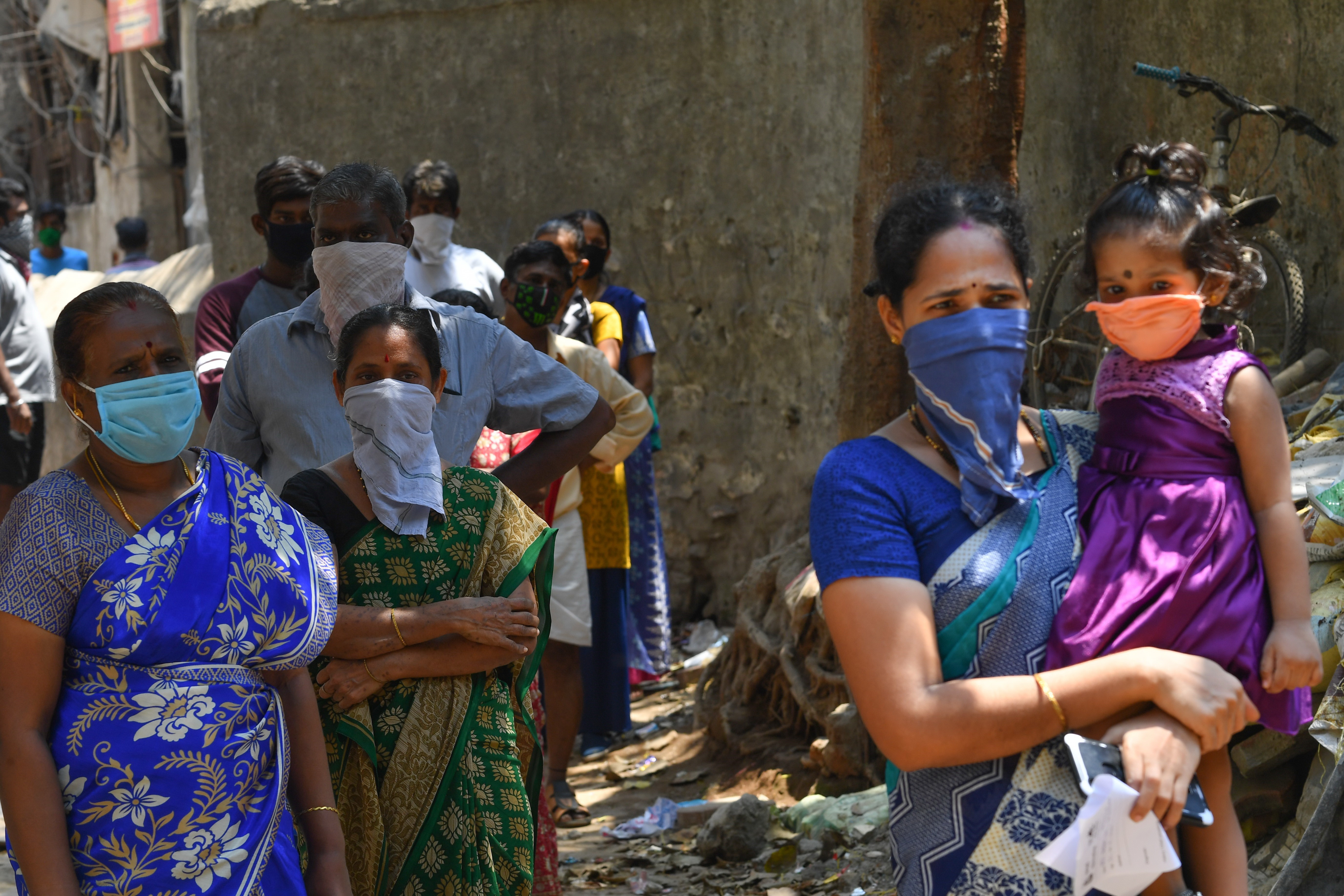 Người dân chờ xét nghiệm COVID-19 tại Mumbai, Ấn Độ, ngày 16/4/2020. (Nguồn: AFP/TTXVN)