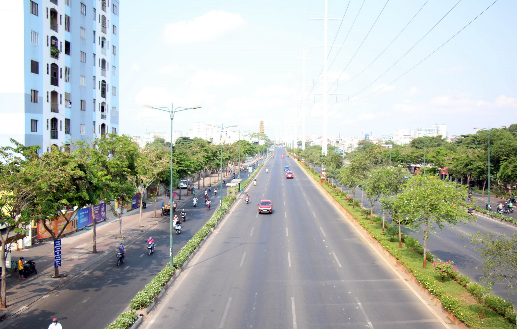 Đại lộ Phạm Văn Đồng, tuyến đường kết nối đến sân bay Tân Sơn Nhất và trung tâm thành phố. (Ảnh: Tiến Lực/TTXVN)