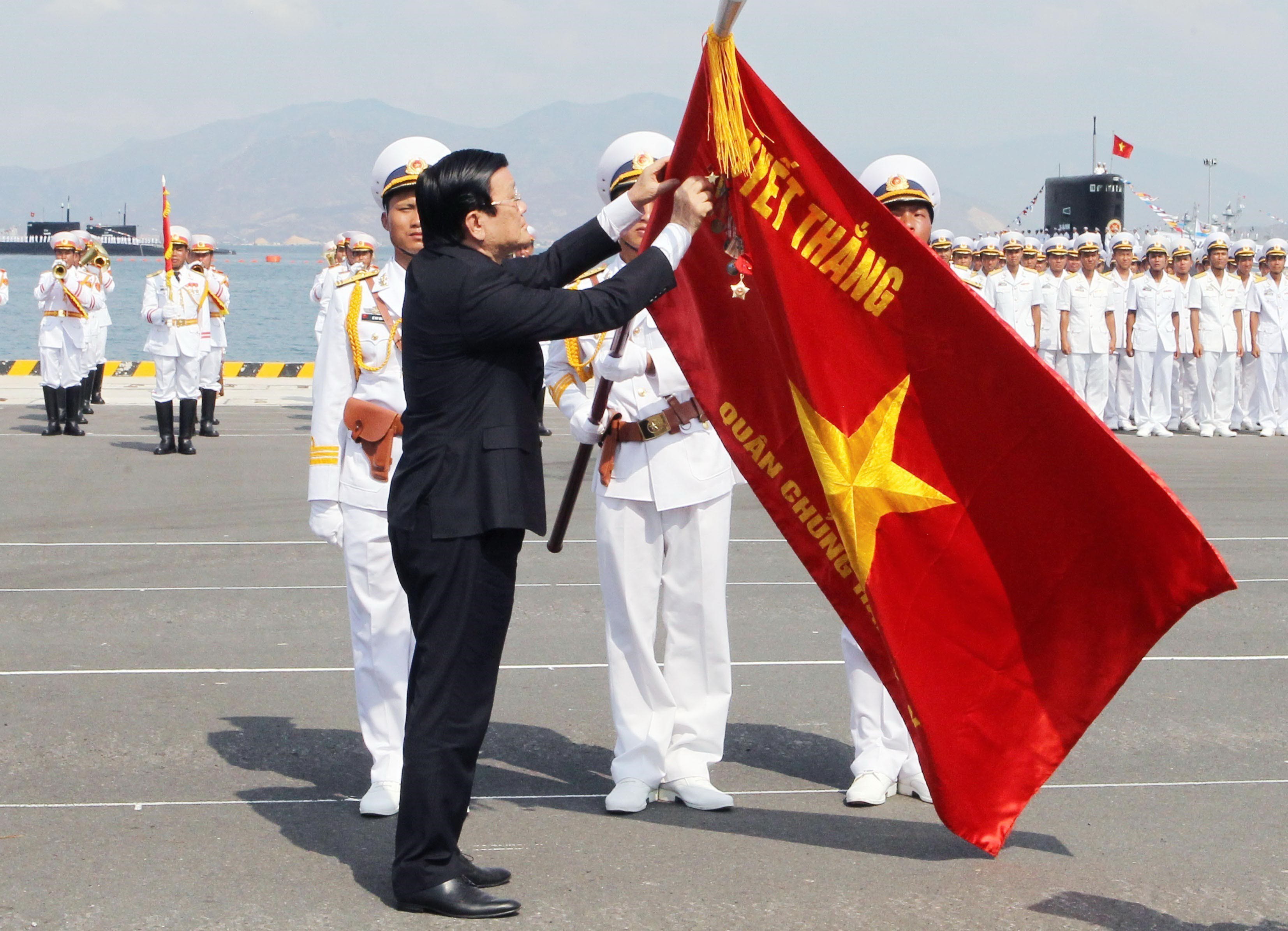 Chủ tịch nước Trương Tấn Sang trao tặng Danh hiệu Anh hùng Lực lượng vũ  trang nhân dân thời kỳ đổi mới cho lực lượng Hải quân nhân dân Việt Nam,  sáng 2/5/2015, tại Cam Ranh (Khánh Hòa). (Ảnh: Nguyễn Khang/TTXVN)