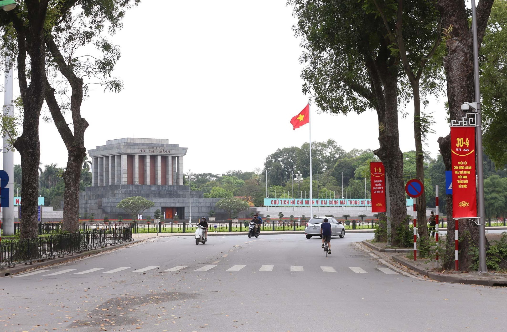 Băngrôn chào mừng 45 năm Thống nhất đất nước trên đường Điện Biên Phủ, phía trước Lăng Chủ tịch Hồ Chí Minh. (Ảnh: Anh Tuấn/TTXVN)