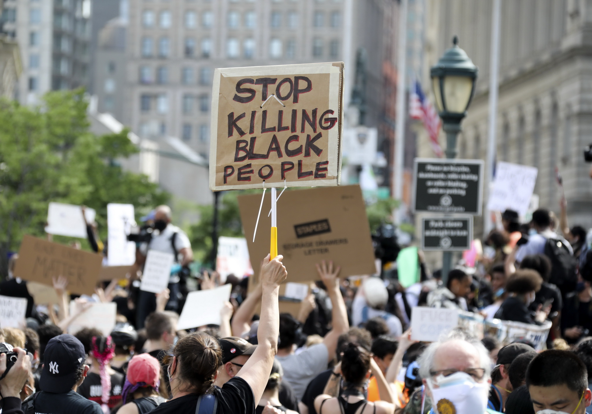 Người biểu tình tuần hành trên quảng trường Foley, Hạ Manhattan, New York (Mỹ) ngày 29/5/2020, bày tỏ phẫn nộ trước cái chết của người da màu George Floyd. (Ảnh: THX/TTXVN)