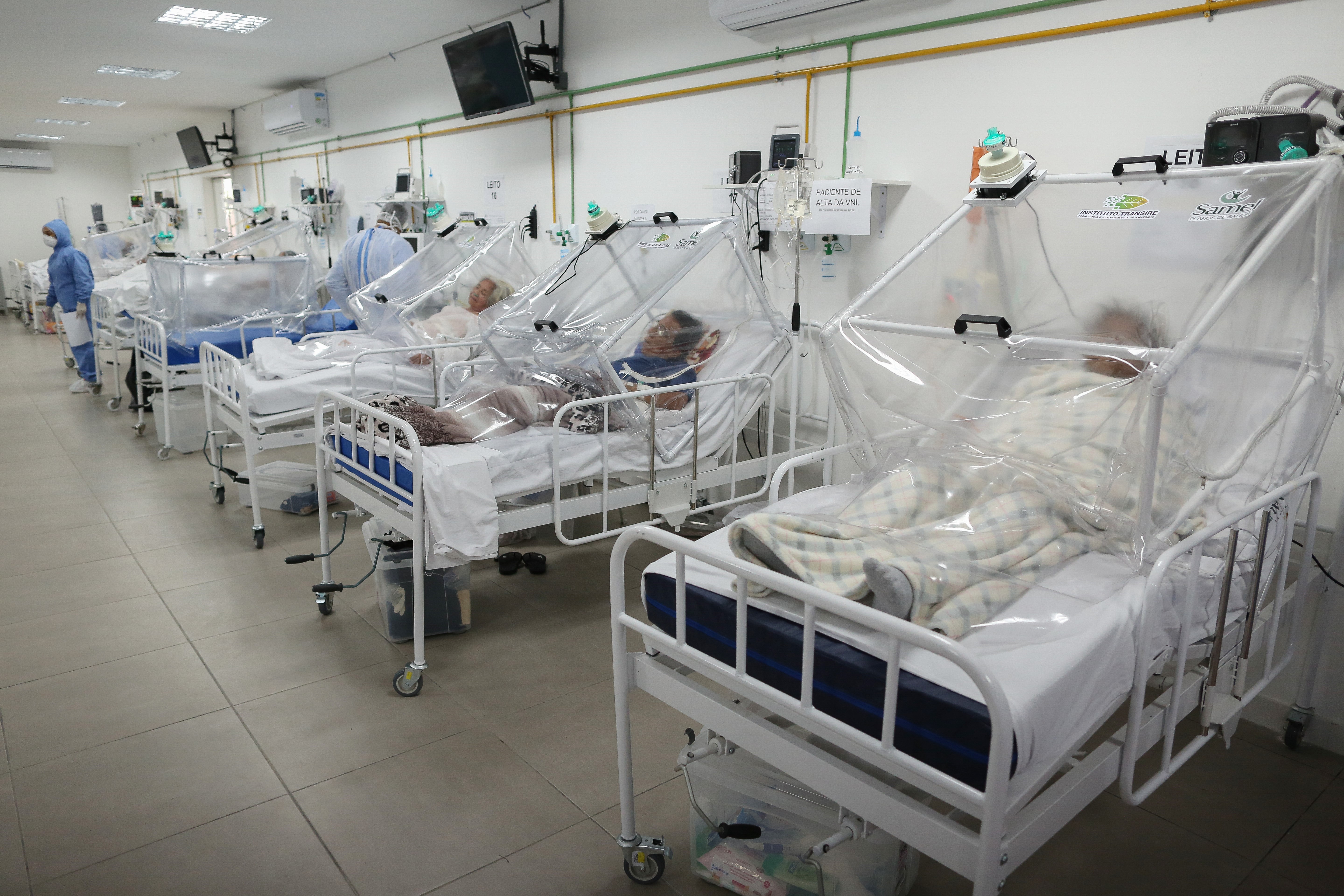 Bệnh nhân nhiễm COVID-19 điều trị tại bệnh viện ở Manaus, Brazil, ngày 20/5/2020. (Nguồn: AFP/TTXVN)