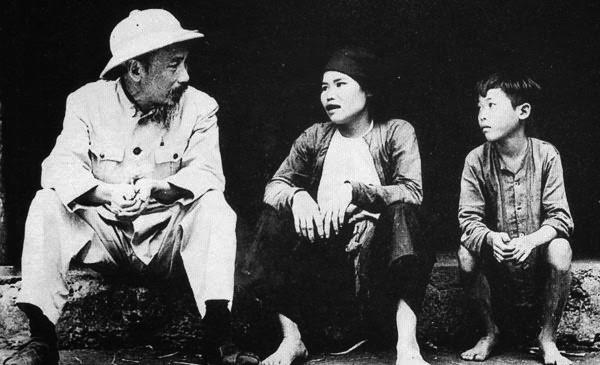 Bác Hồ trò chuyện với dân làng Lâm Xuyên, tỉnh Bắc Giang, sau phong trào Cải cách ruộng đất năm 1955. Ảnh: Tư liệu/TTXVN phát