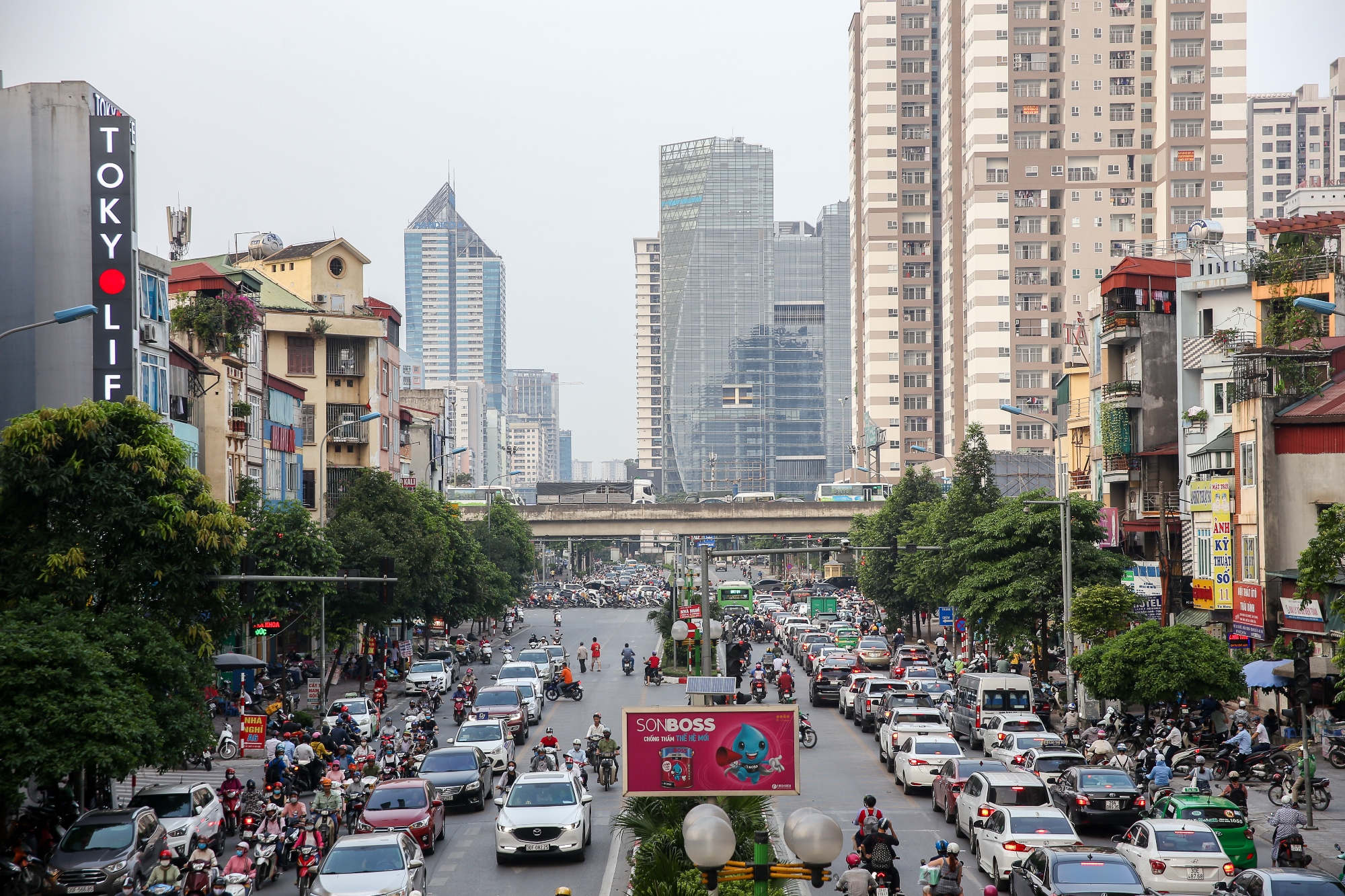 Những tòa nhà, chung cư cao tầng mọc lên san sát giữa đô thị Hà Nội đang ngày chật hẹp. (Ảnh: CTV)