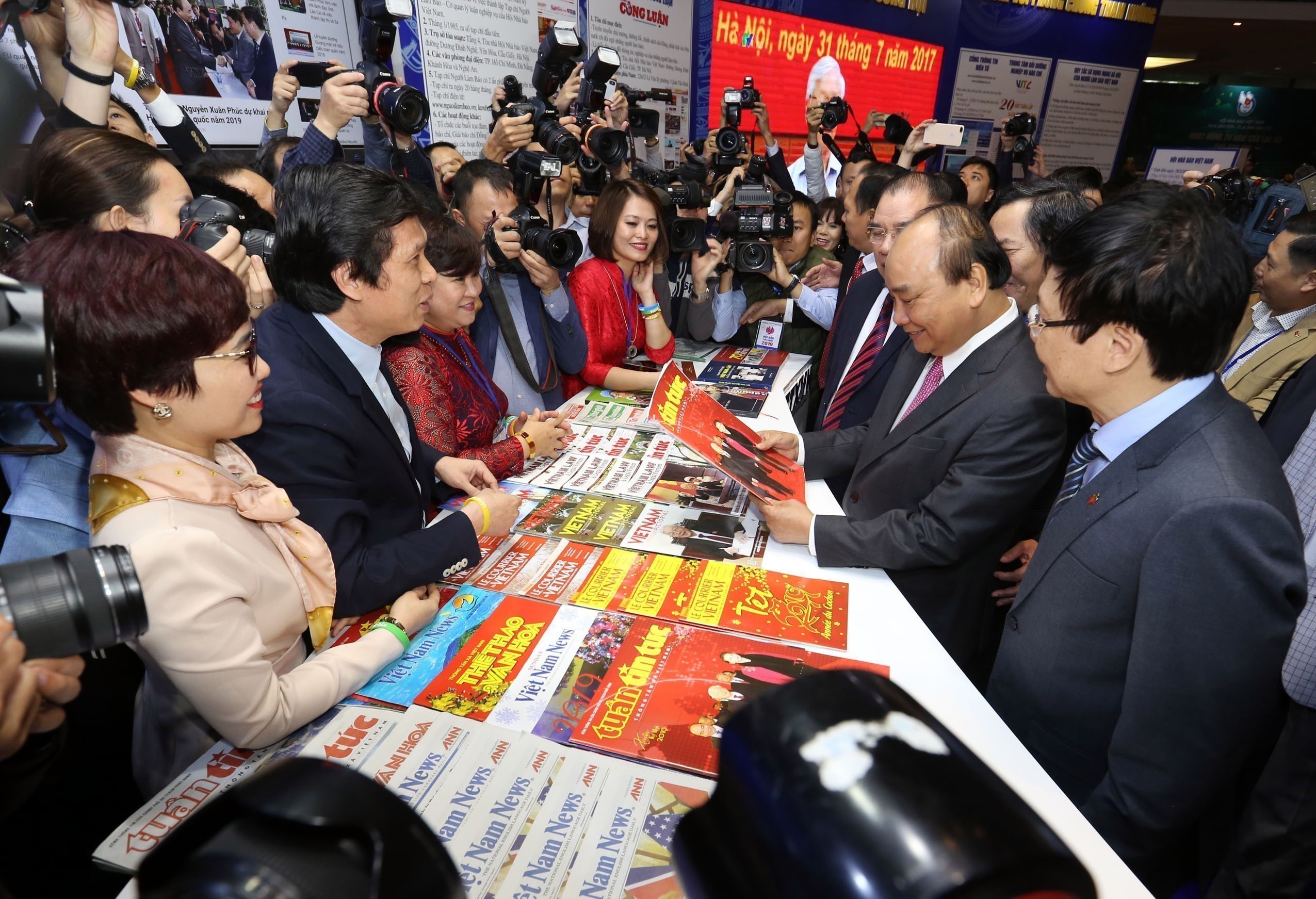 Thủ tướng Nguyễn Xuân Phúc thăm gian trưng bày của TTXVN tại Hội báo toàn quốc 2019. (Ảnh: Huy Hùng/TTXVN)