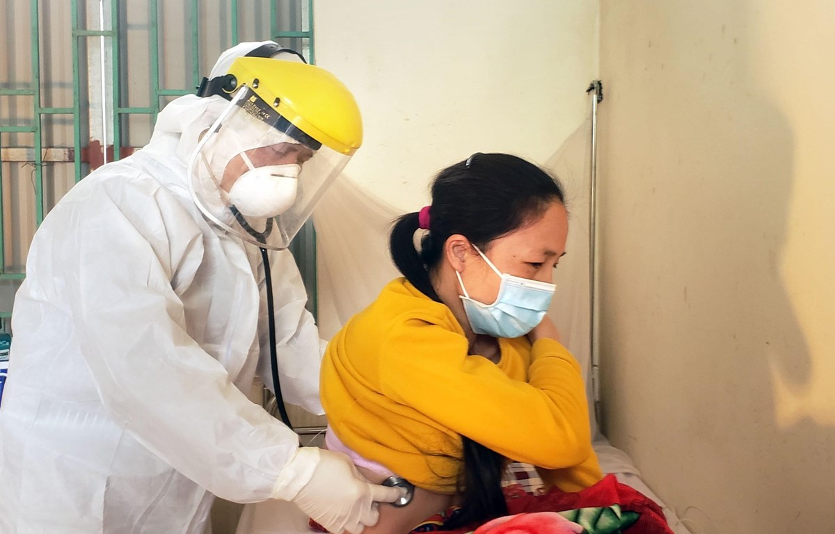 Bác sỹ Trần Quang Vịnh khám cho bệnh nhân được cách ly tại Phòng khám Đa khoa khu vực Quang Hà. (Ảnh: Hoàng Hùng/TTXVN)