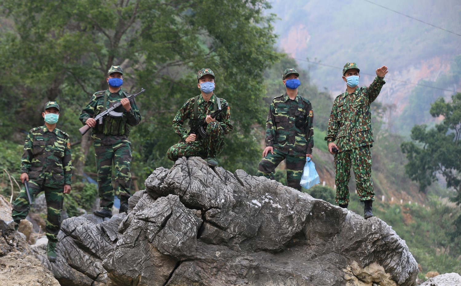 越南老街省边防部队战士在边境地区进行巡查活动，绝不让越中两国边民擅自出入境以防疫情在社区传播。图片来源：越通社