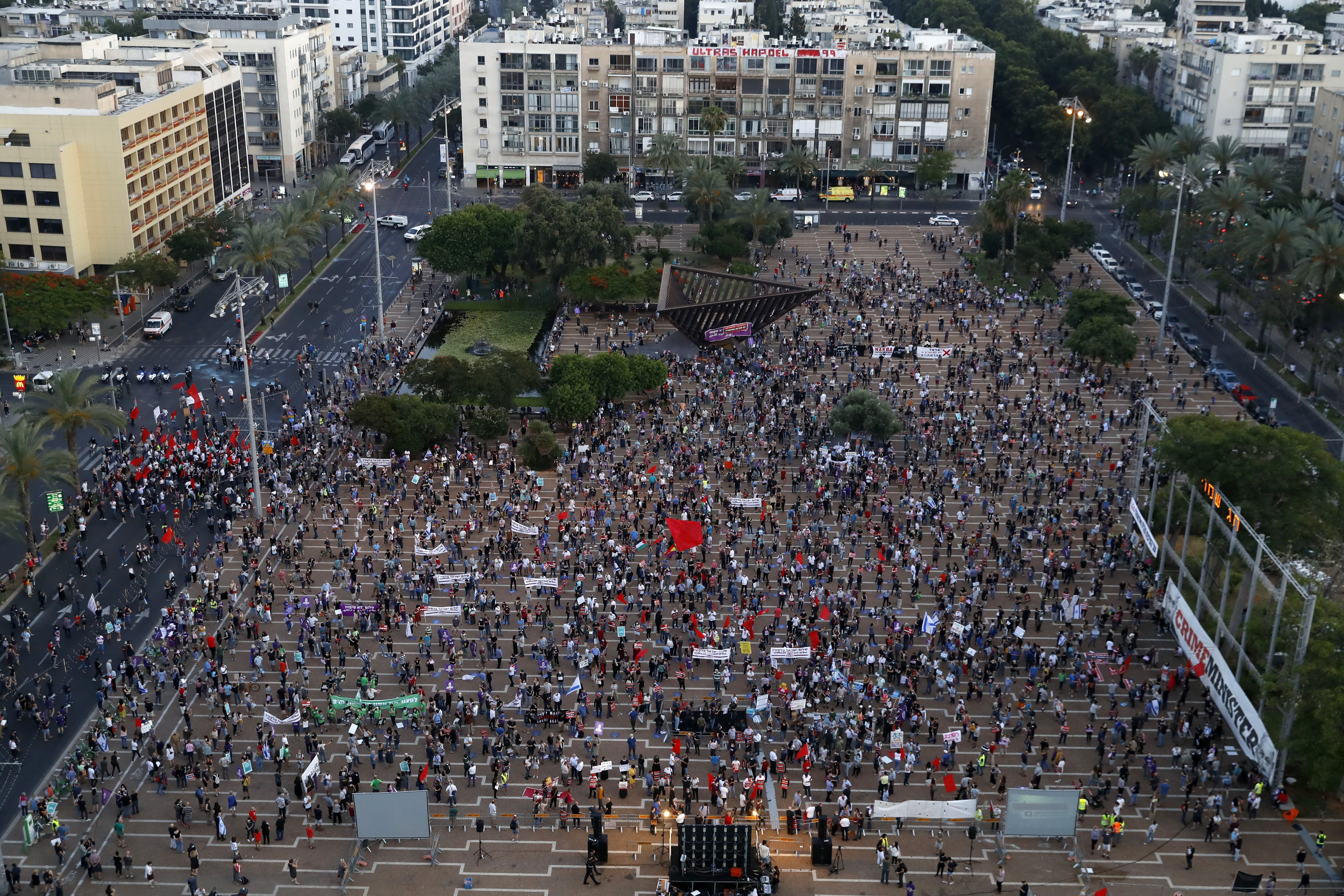 Người dân tham gia biểu tình phản đối kế hoạch sáp nhập khu Bờ Tây, tại quảng trường Rabin ở Tel Aviv, Israel, ngày 6/6/2020. (Ảnh: AFP/TTXVN)