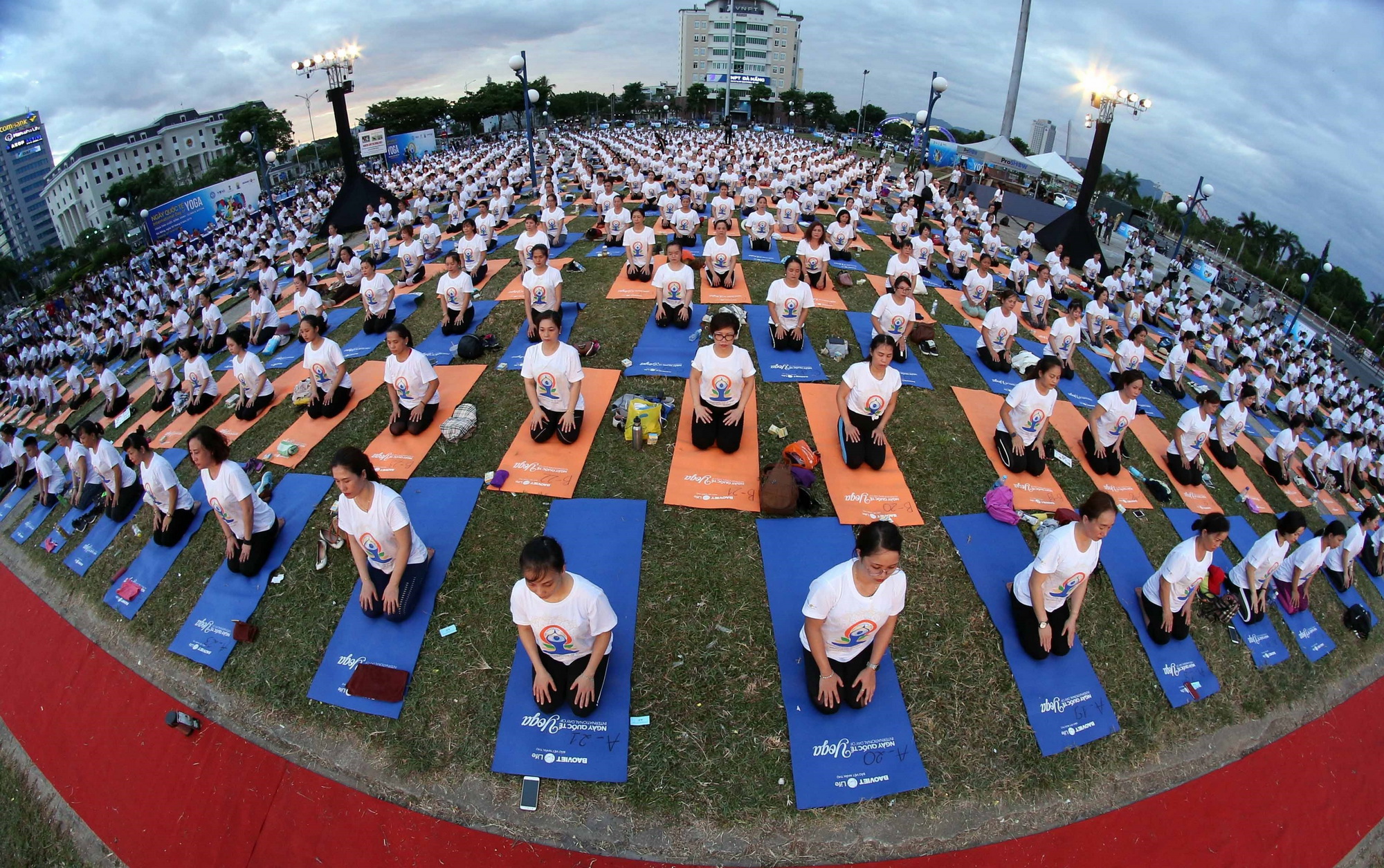 Đồng diễn Yoga nhân Ngày Quốc tế Yoga năm 2019 tại Đà Nẵng. (Ảnh: Trần Lê Lâm/TTXVN)