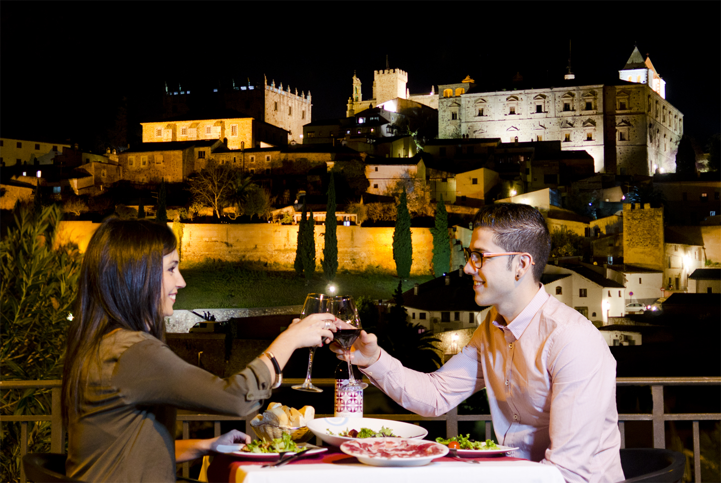 Bữa tối lãng mạn của những cặp tình nhân với rượu vang và Tapa. (Nguồn ảnh: Đại sứ quán Tây Ban Nha)