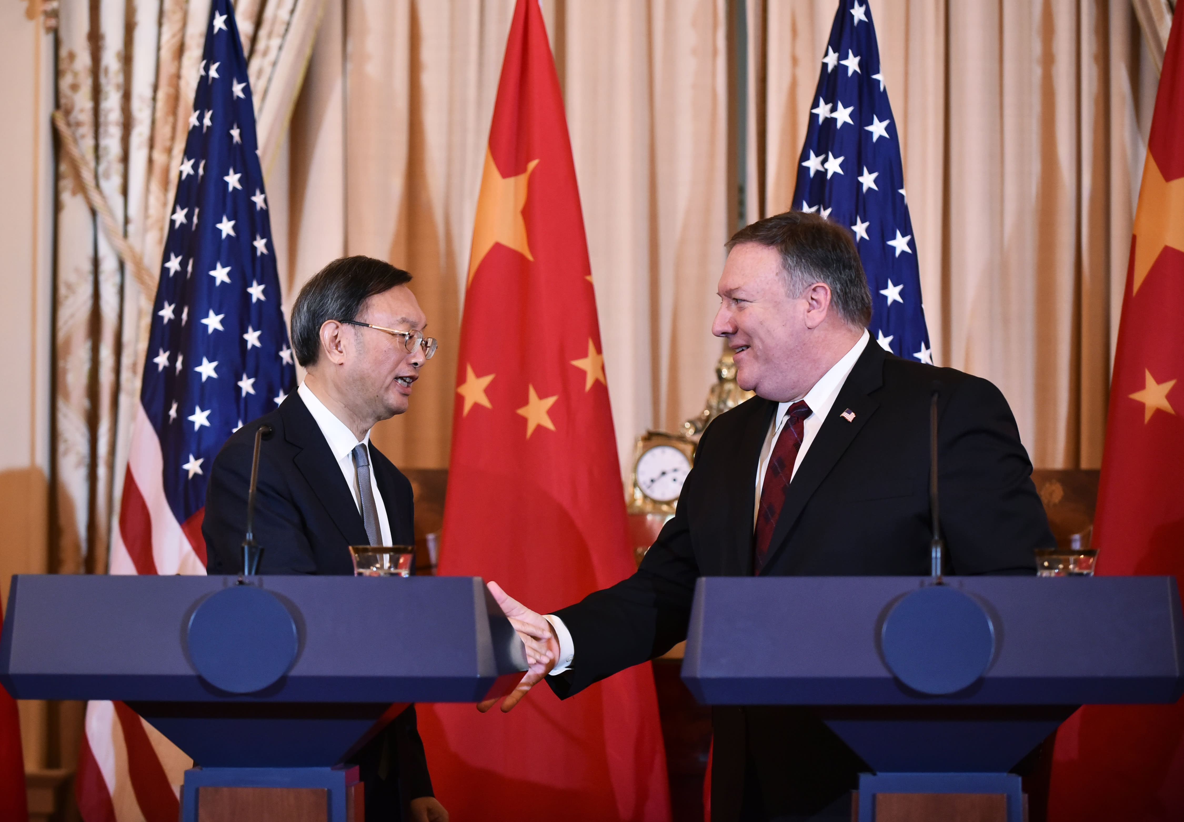 Ngoại trưởng Mỹ Mike Pompeo (trái) đối thoại với nhà ngoại giao hàng đầu của Trung Quốc, Ủy viên Quốc vụ viện Dương Khiết Trì. (Nguồn: CNBC)