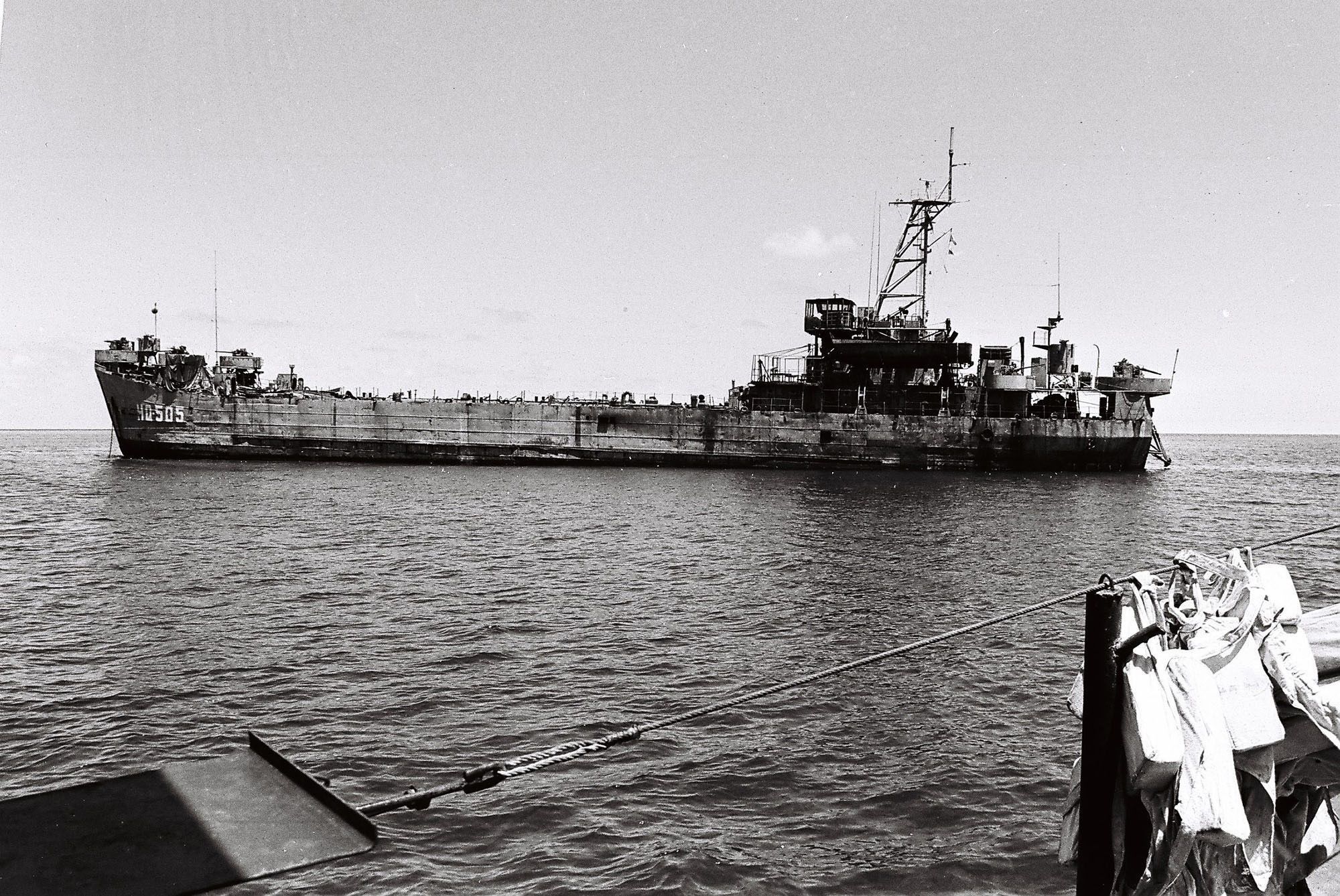 32 года назад, 14 марта 1988 года, в неравной битве, 64 вьетнамских морских солдат пали в бою, чтобы защитить суверенитет Вьетнама над каменными островами Гакма, Колин и Лендао архипелага Чыонгша. На фото: корабль HQ-505, единственный корабль, который не затонул от вражеских обстрелов, по приказом капитана Ву Ху Ле, лежал “бульдозером” на острове Колин, став «живым символом» суверенитета Вьетнама. За подвиг в бою, корабль HQ-505 был присвоен государством званием «Герой Народных Вооруженных Сил». (Источник: Архив/ВИА)