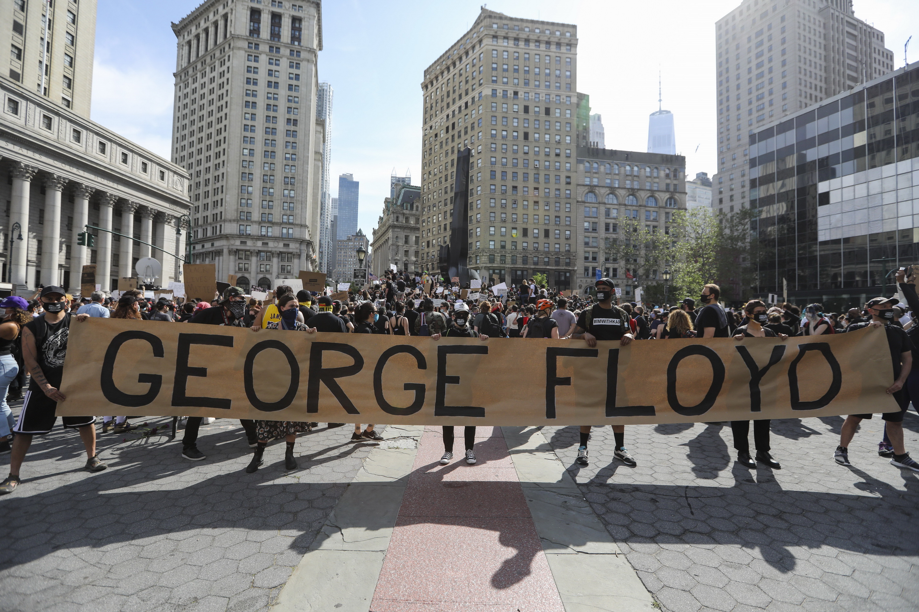 Người biểu tình tuần hành trên quảng trường Foley, bày tỏ phẫn nộ trước cái chết  của người da màu George Floyd. (Ảnh: THX/TTXVN)