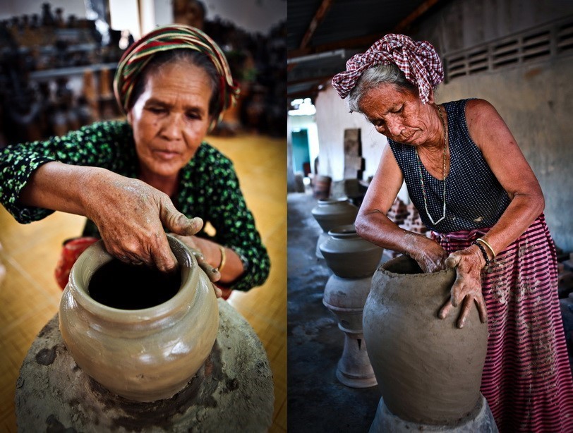 Những sản phẩm gốm Bàu Trúc (Ninh Thuận) được các nghệ nhân nhào nặn ra bằng những đôi tay khéo léo mà không cần phải dùng bàn xoay để tạo hình, người nghệ nhân sẽ đi vòng quanh rất nhiều lần để tạo ra một sản phẩm gốm. (Ảnh: Trọng Đạt/TTXVN)