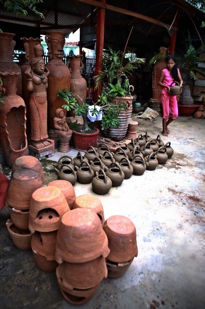 Nhiều làng gốm cổ trên thế giới đã mất thế nhưng gốm Chăm Việt Nam vẫn còn tồn tại, giữ được hồn tinh túy và giữ được vẻ đẹp hoang sơ của gốm cổ cách đây hàng trăm năm. Đó là giá trị độc đáo và trường tồn của gốm Chăm, xứng đáng được UNESCO công nhận là Di sản Văn hóa phi vật thể của nhân loại. (Ảnh: Trọng Đạt/TTXVN)