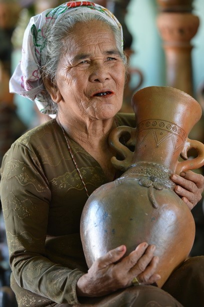 Nghệ nhân gốm Bàu Trúc (Ninh Thuận). Làng gốm Chăm Bàu Trúc là làng nghề sản xuất gốm có truyền thống lâu đời và tiêu biểu không chỉ ở Việt Nam mà ở khu vực Đông Nam Á. (Ảnh: Thanh Hà/TTXVN)