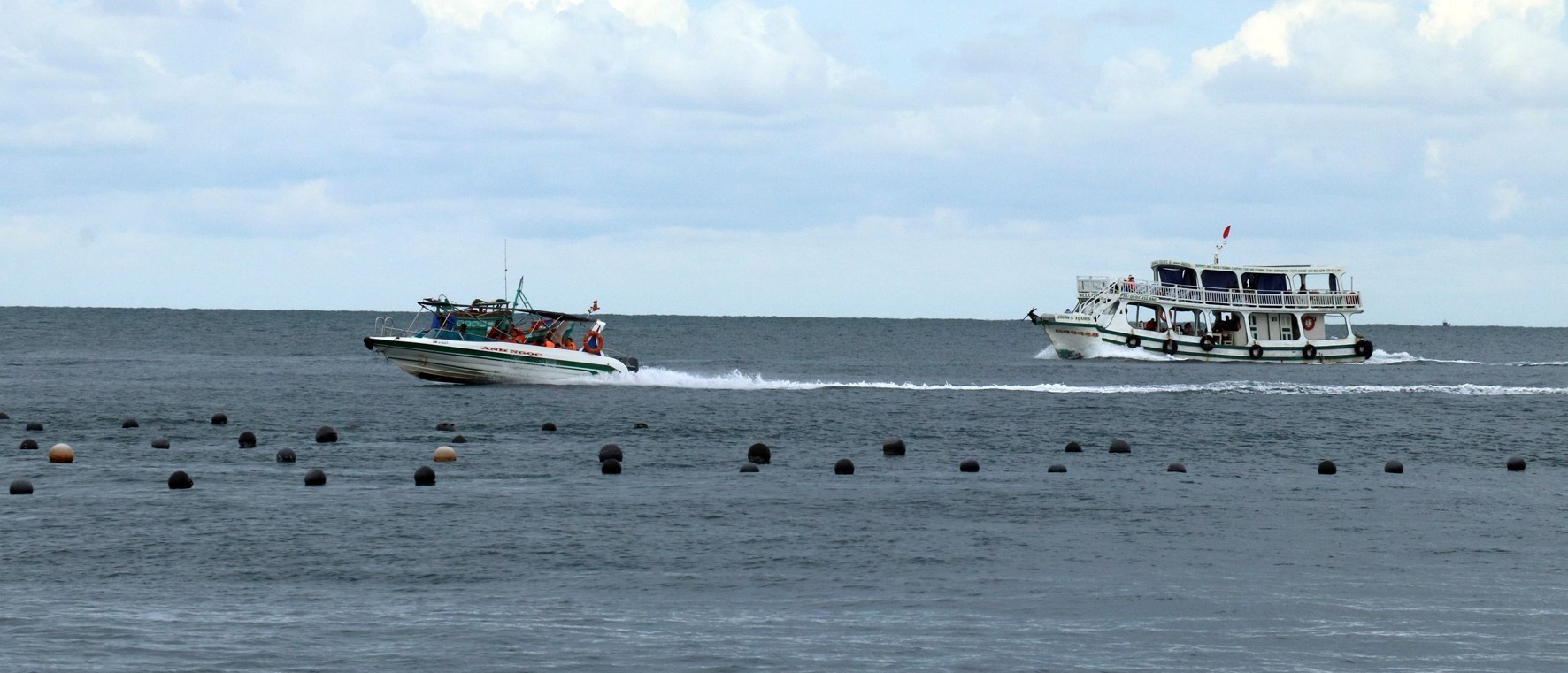 Canô và du thuyền đưa khách du lịch tham quan vùng biển An Thới, huyện đảo Phú Quốc, tỉnh Kiên Giang. (Ảnh: Lê Huy Hải/TTXVN)