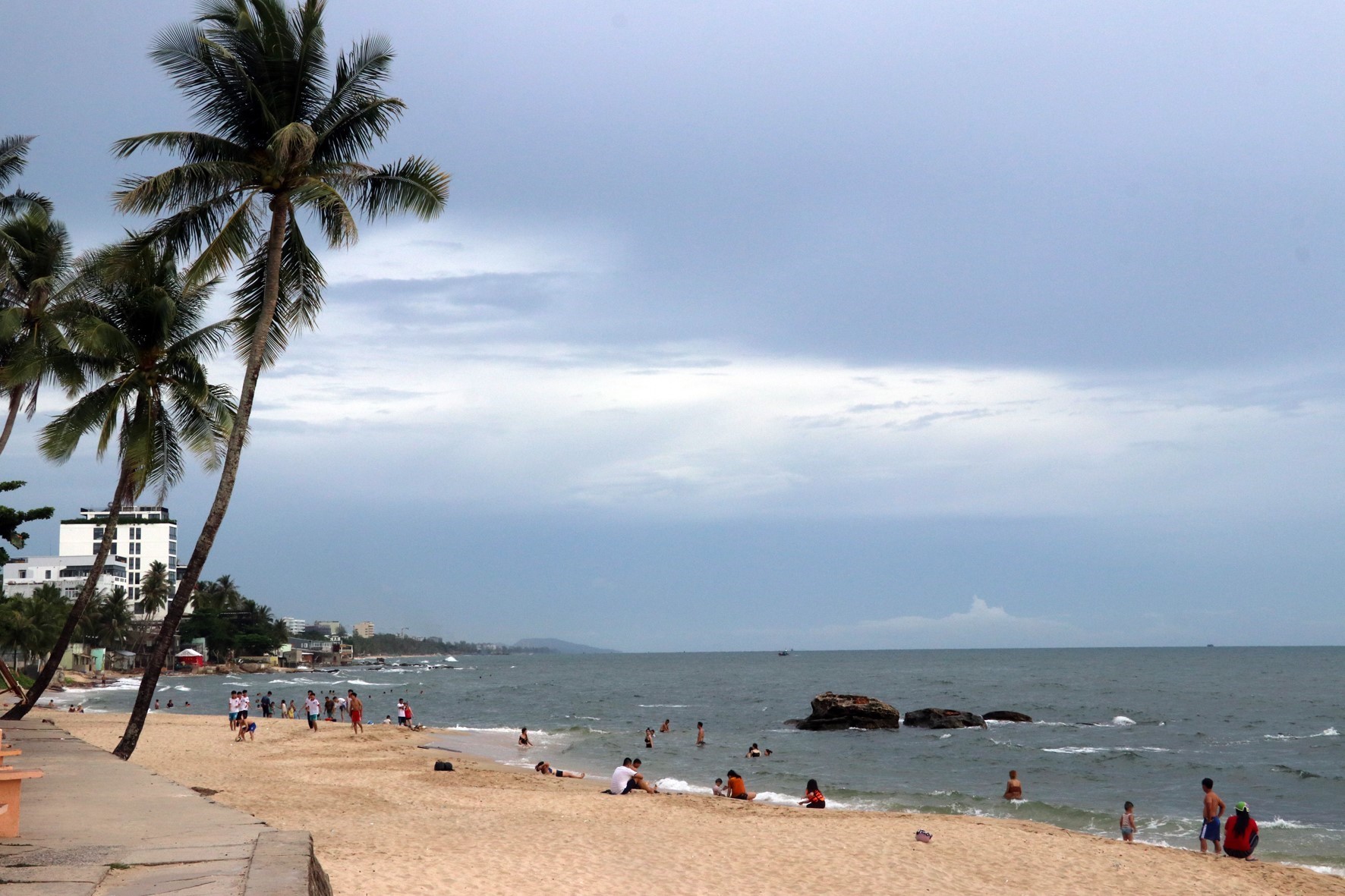 Khách du lịch vui chơi, tắm biển tại bãi biển Dinh Cậu, thị trấn Dương Đông, huyện đảo Phú Quốc (Kiên Giang). (Ảnh: Lê Huy Hải/TTXVN)