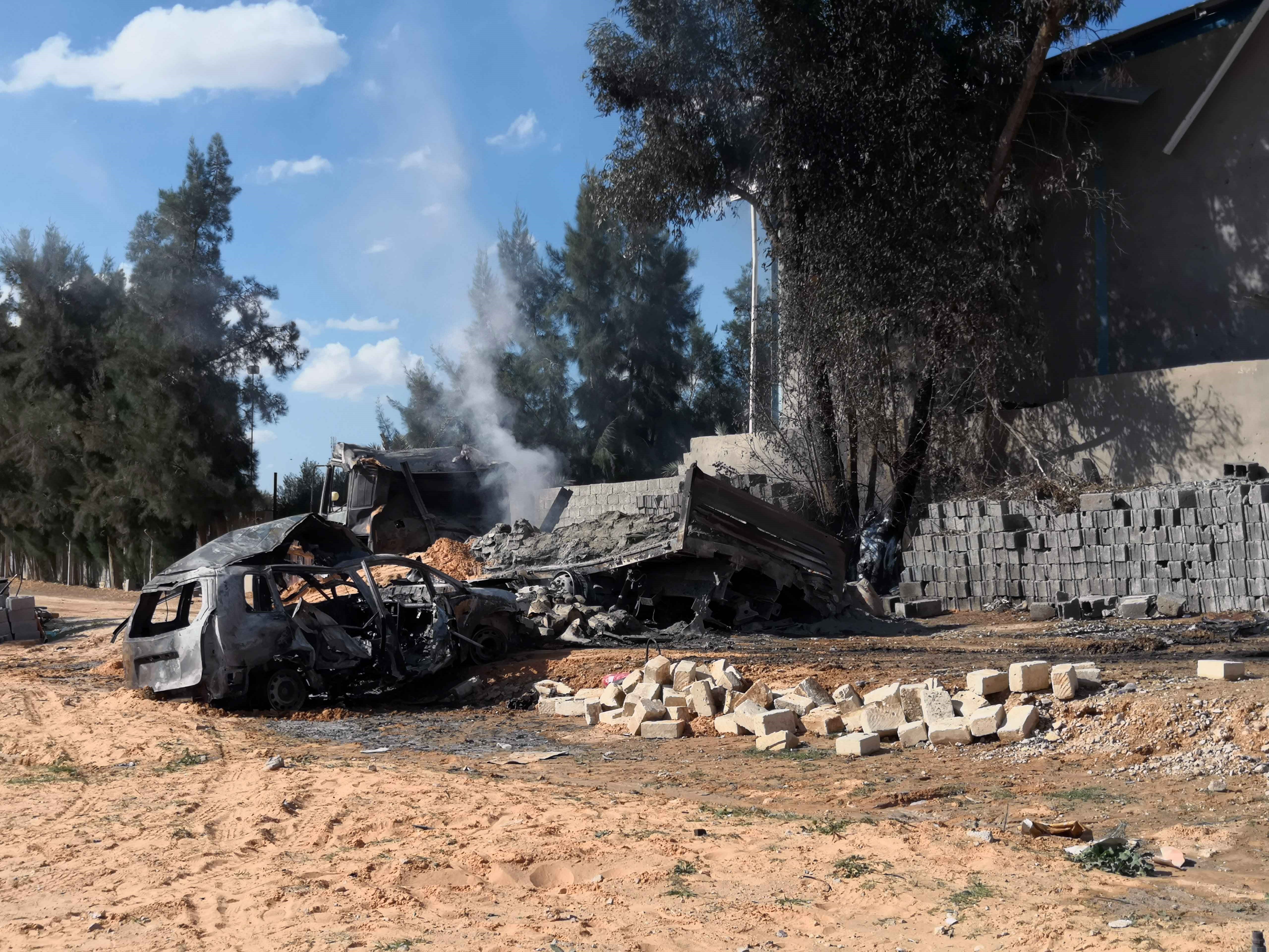Hiện trường đổ nát sau một vụ không kích xuống nhà máy sản xuất bánh quy ở Tripoli, Libya ngày 18/11/2019. (Nguồn: THX/TTXVN)