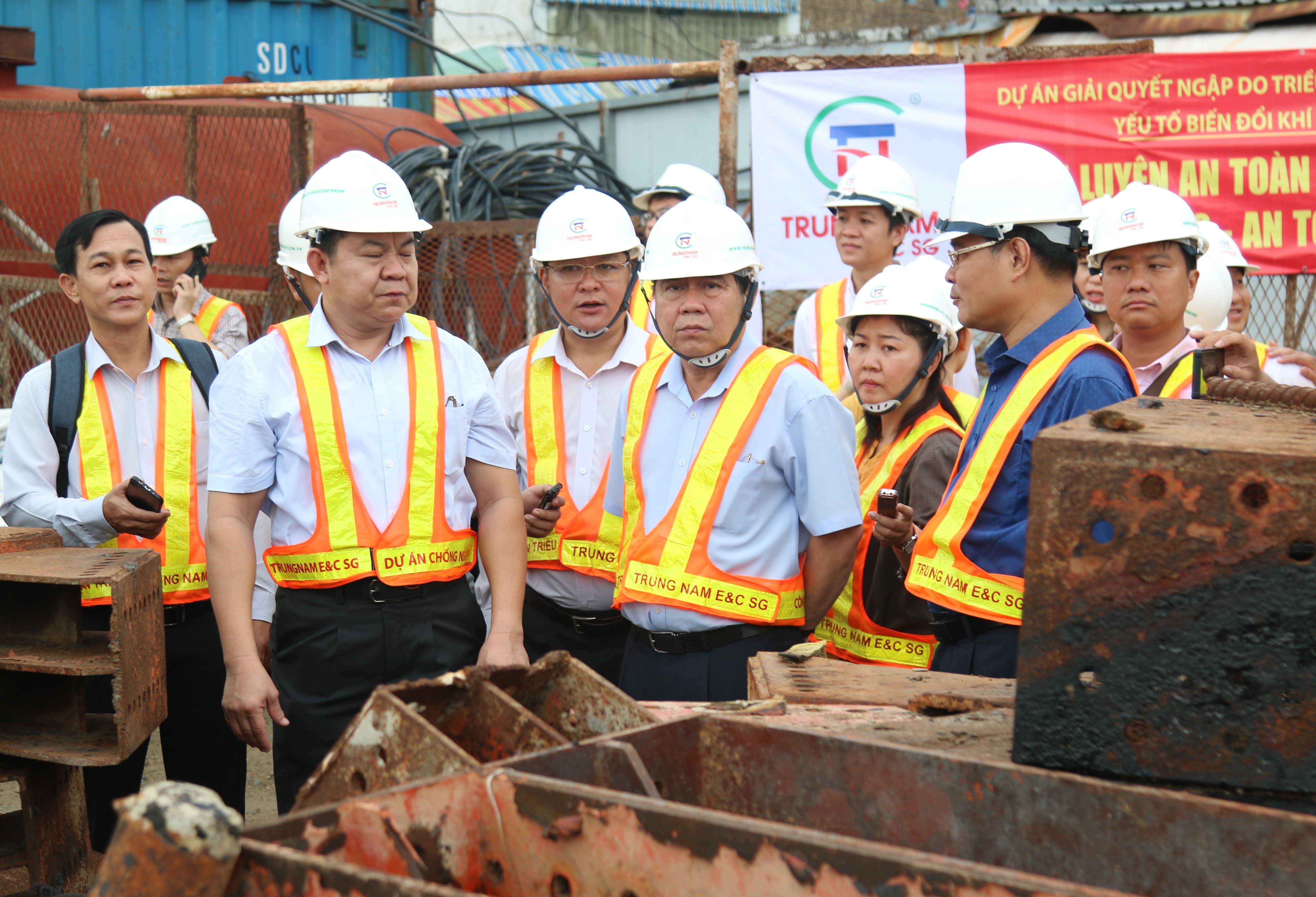 Chủ tịch UBND Thành phố Hồ Chí Minh Nguyễn Thành Phong (giữa) kiểm tra tiến độ dự án chống ngập. (Ảnh: Trần Xuân Tình/TTXVN)
