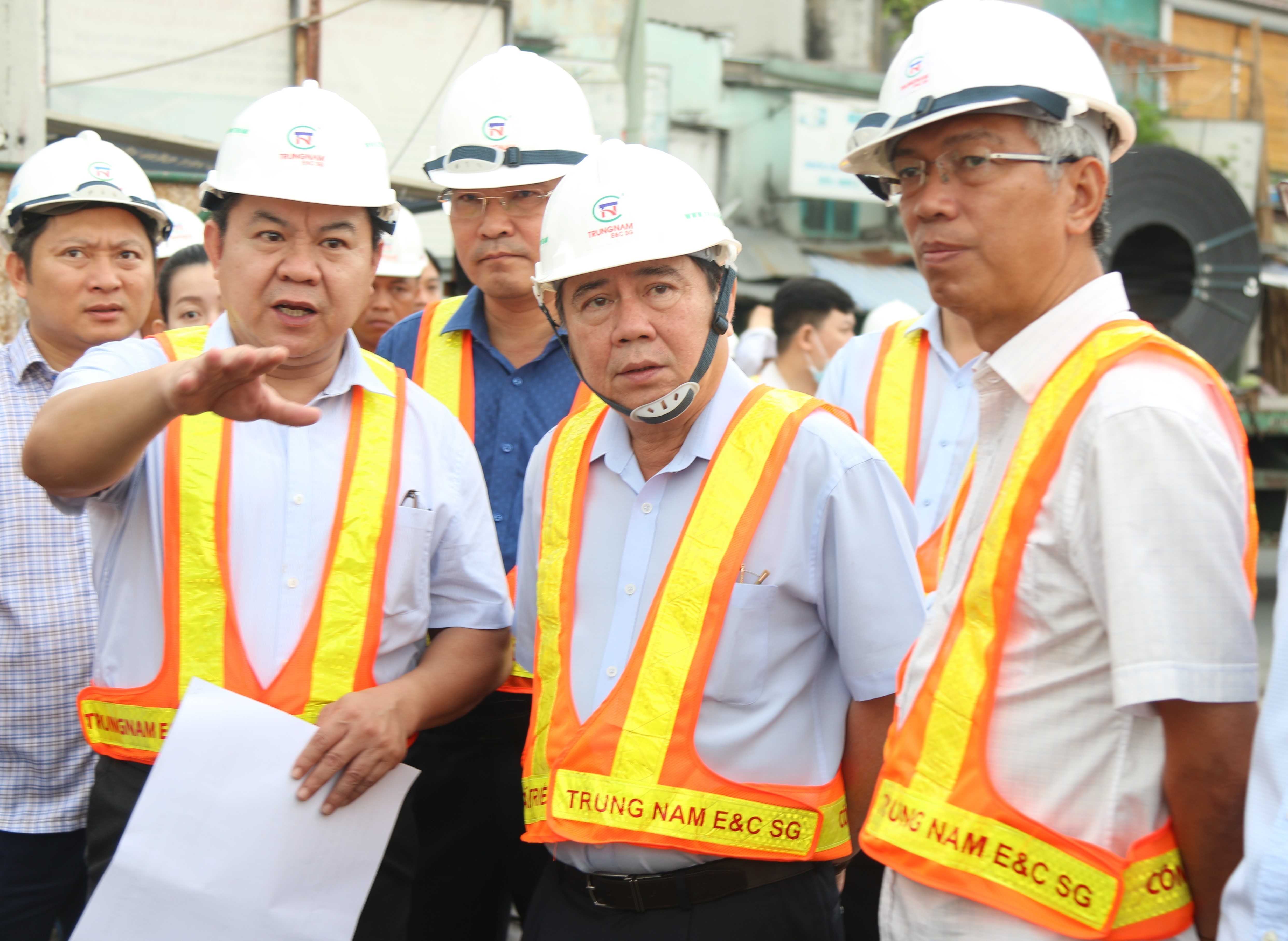 Chủ tịch UBND Thành phố Hồ Chí Minh Nguyễn Thành Phong kiểm tra tiến độ dự án chống ngập. (Ảnh: Trần Xuân Tình/TTXVN)