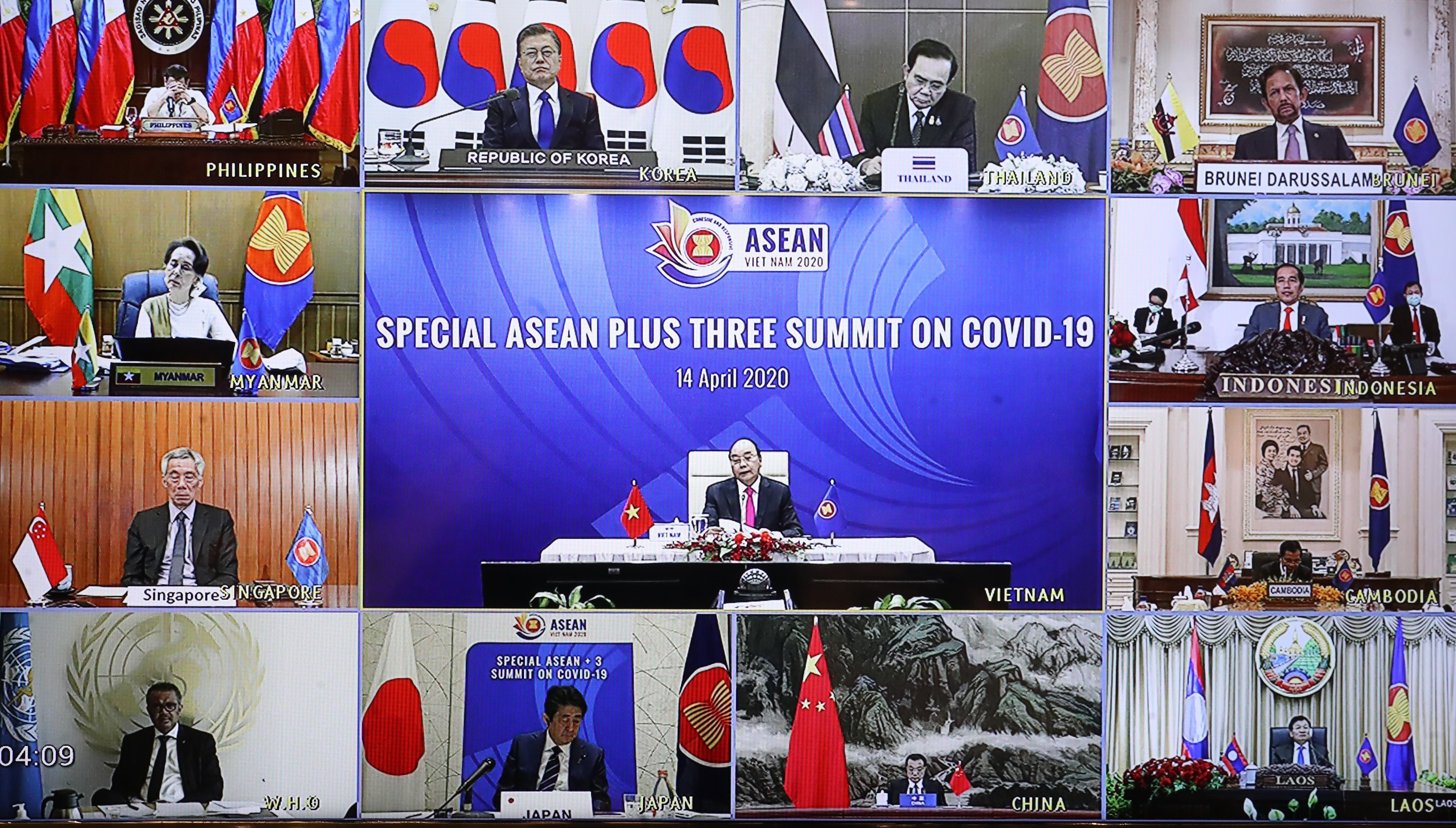 Chiều 14/4/2020, tại Hà Nội, Thủ tướng Nguyễn Xuân Phúc, Chủ tịch ASEAN 2020 chủ trì Hội nghị Cấp cao đặc biệt trực tuyến ASEAN với các đối tác Hàn Quốc, Nhật Bản và Trung Quốc (ASEAN+3) về ứng phó với dịch bệnh COVID-19. (Ảnh: Thống Nhất/TTXVN)