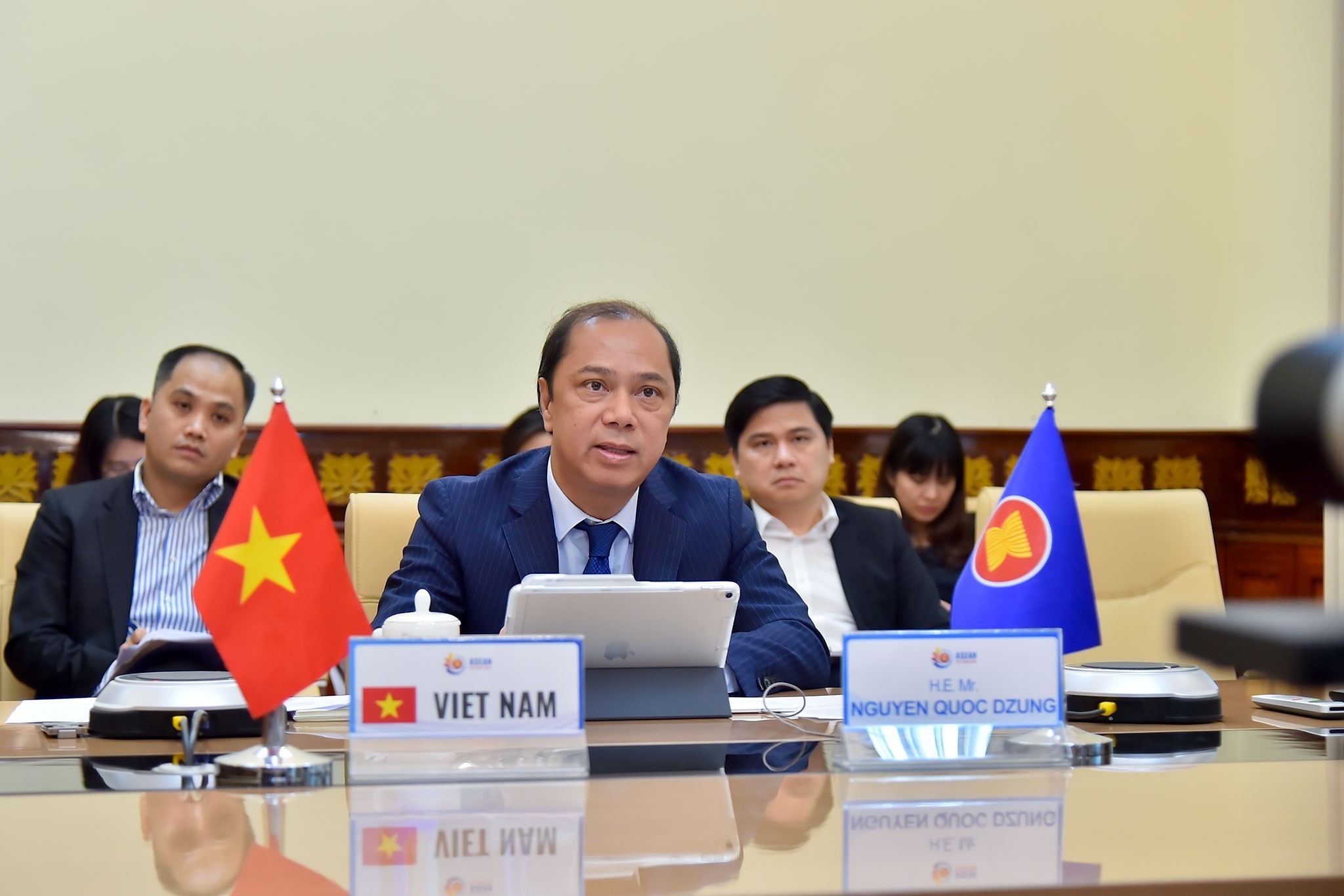 Sáng ngày 18/5/2020, cuộc họp các Quan chức cao cấp (SOM) ASEAN, cấp Thứ trưởng Ngoại giao, đã diễn ra bằng hình thức họp trực tuyến. Thứ trưởng Bộ Ngoại giao, Trưởng SOM ASEAN Việt Nam, Nguyễn Quốc Dũng tham dự Cuộc họp trong vai trò Chủ tịch ASEAN 2020. (Nguồn: TTXVN)